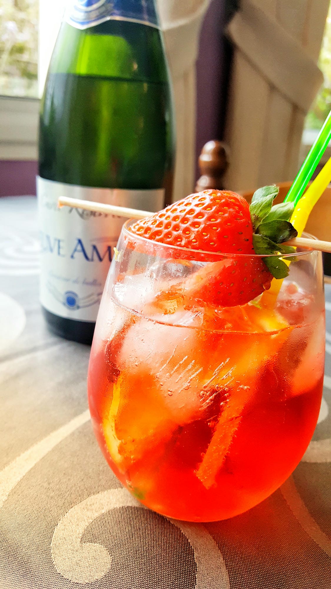 Verre de cocktail fruité avec paille, servi au bar ""C'est si bon Spritz"" du Château le Verdoyer