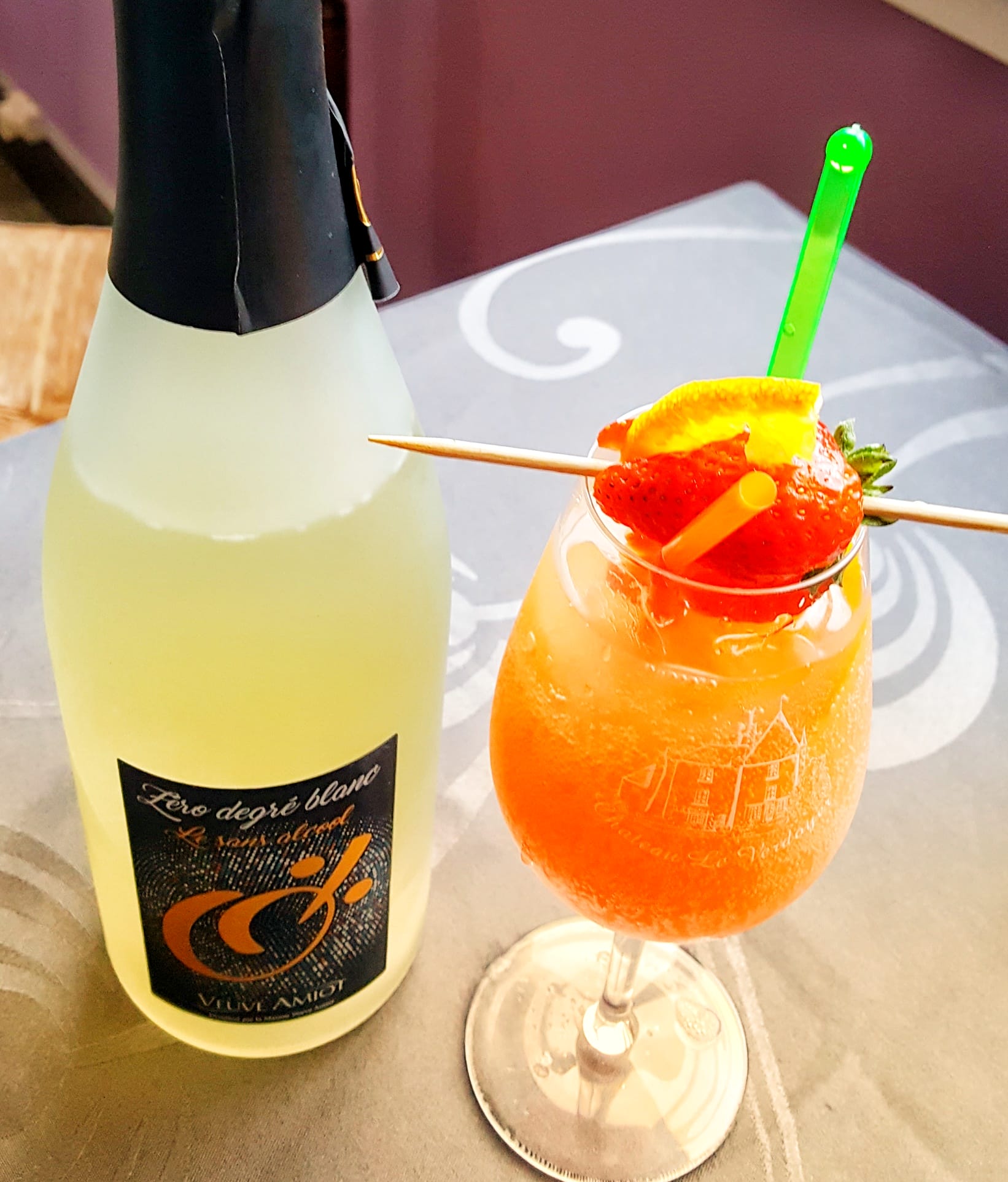 Cocktail sans alcool sur une table, bar du restaurant ""C'est si bon"" au Verdoyer