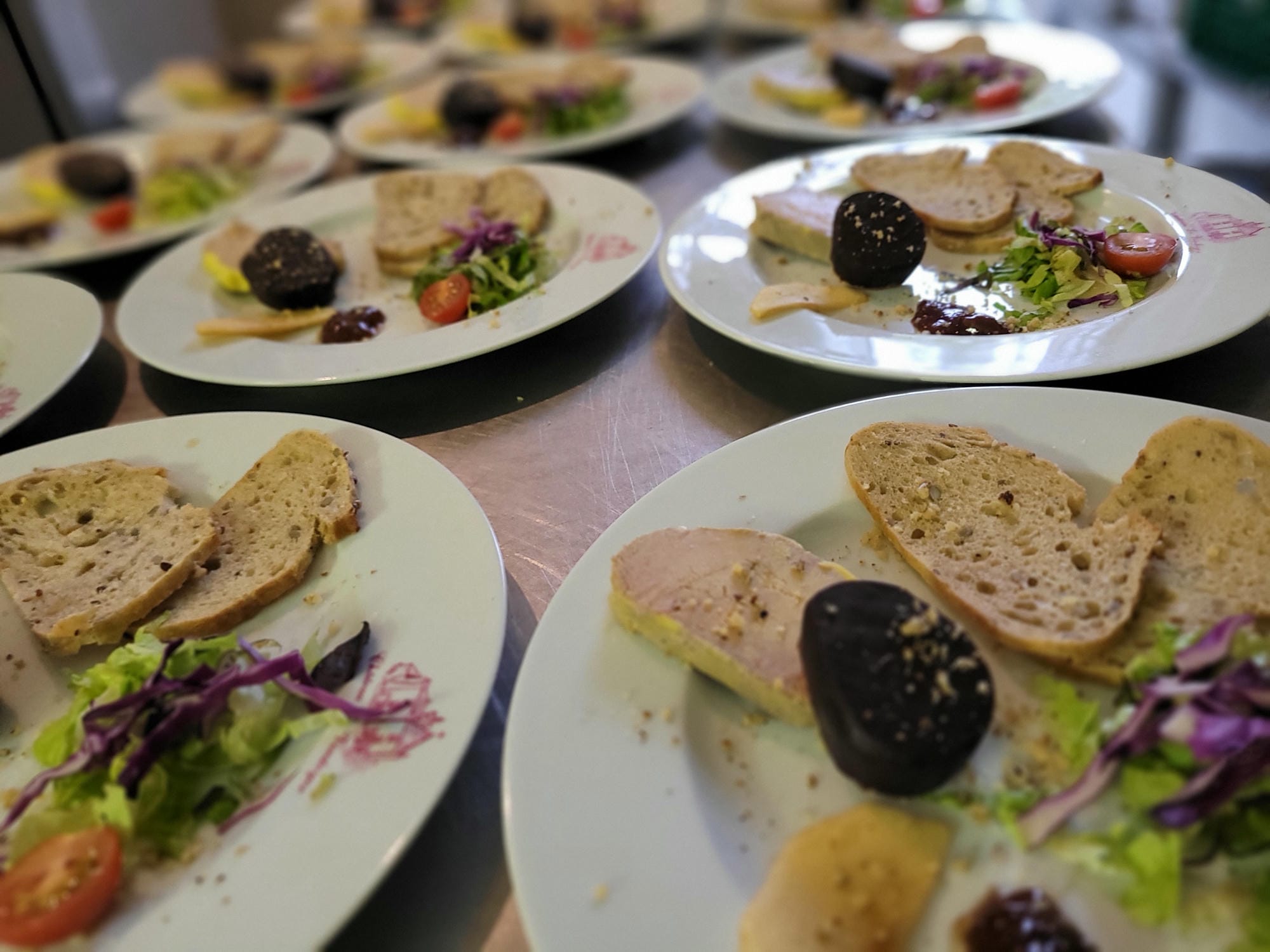Assortiment d'assiettes de dégustation pour un banquet au restaurant du Château le Verdoyer