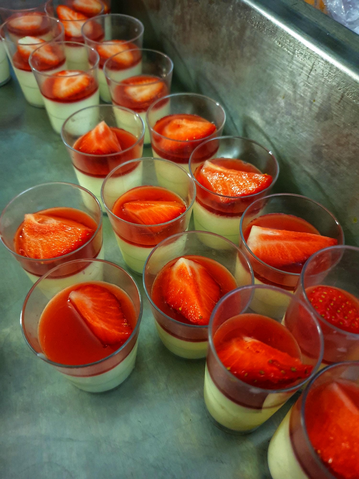 Assortiment de verrines dessert avec fraises sur un comptoir, banquet au Château le Verdoyer