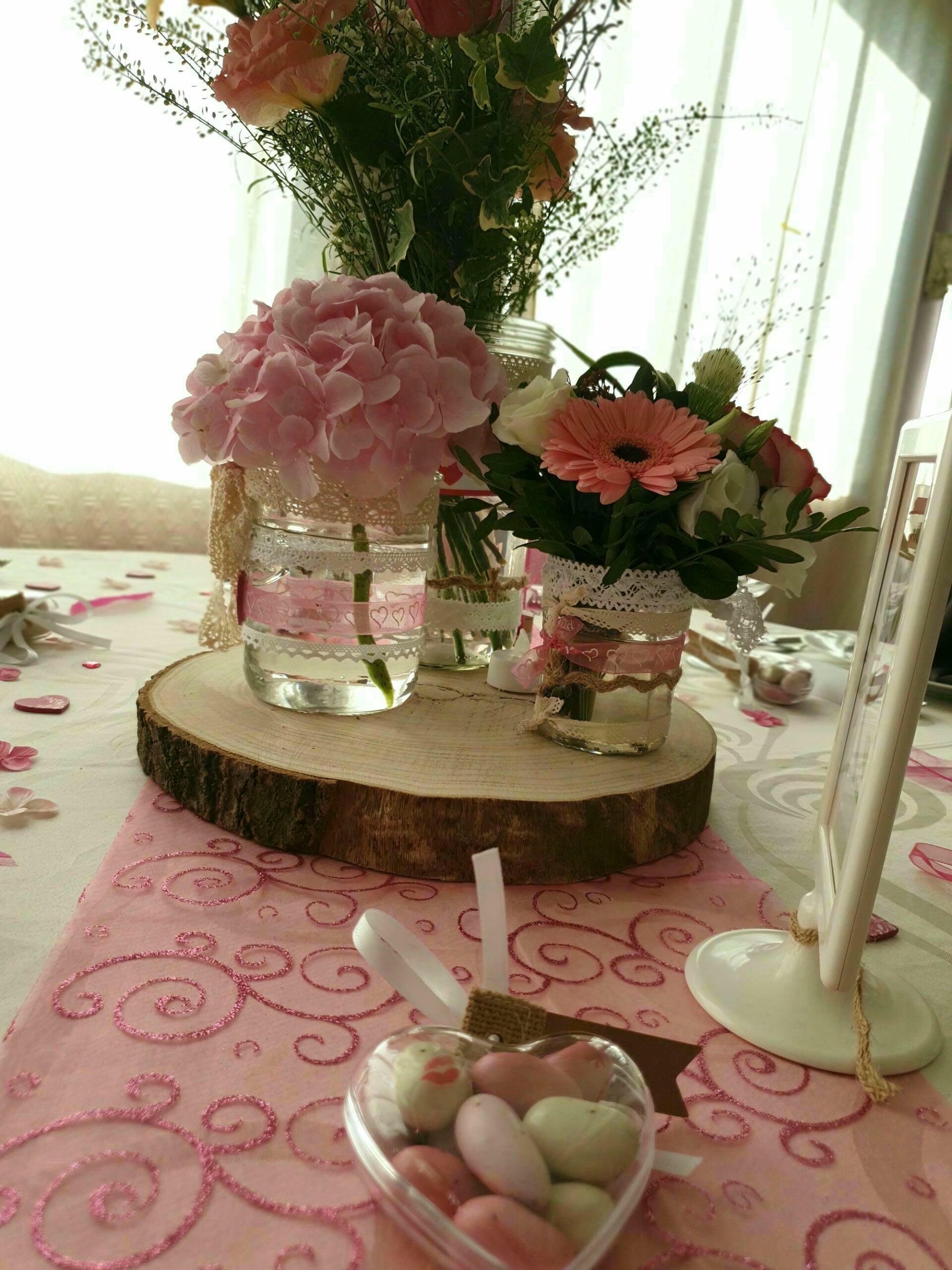 Déco de Restaurant : Deux vases avec fleurs et œufs sur une table de banquet au Verdoyer