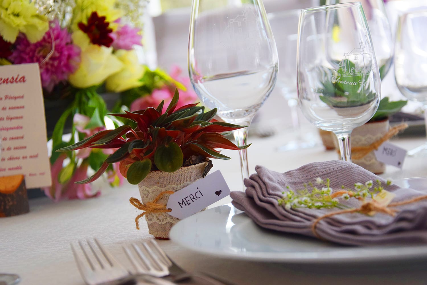Table de mariage dressée avec couvert et verres à vin au restaurant du Château le Verdoyer