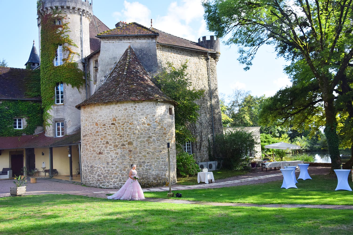 Le Château le Verdoyer avec sa tour et sa pelouse, cadre idéal pour un mariage en Dordogne