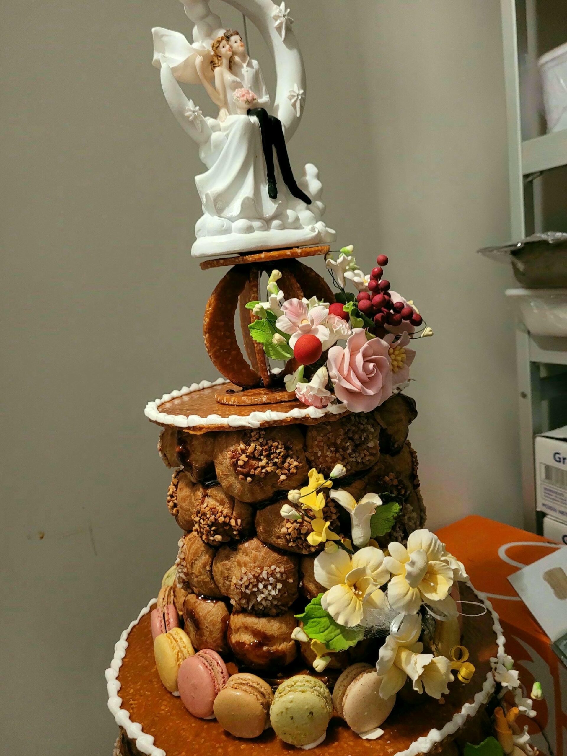 Pièce montée de mariage avec figurines de mariés, dessert de fête au Château le Verdoyer