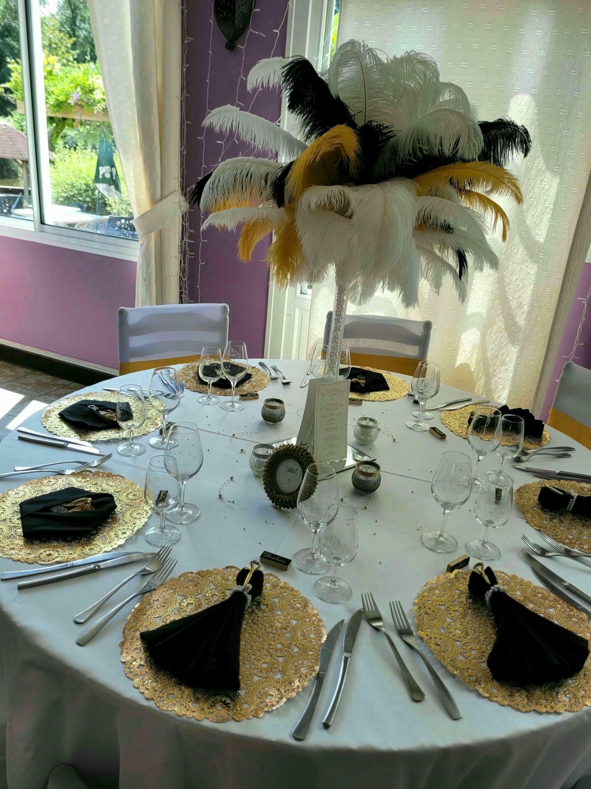 Table de mariage soigneusement dressée avec couverts et verres au Château le Verdoyer