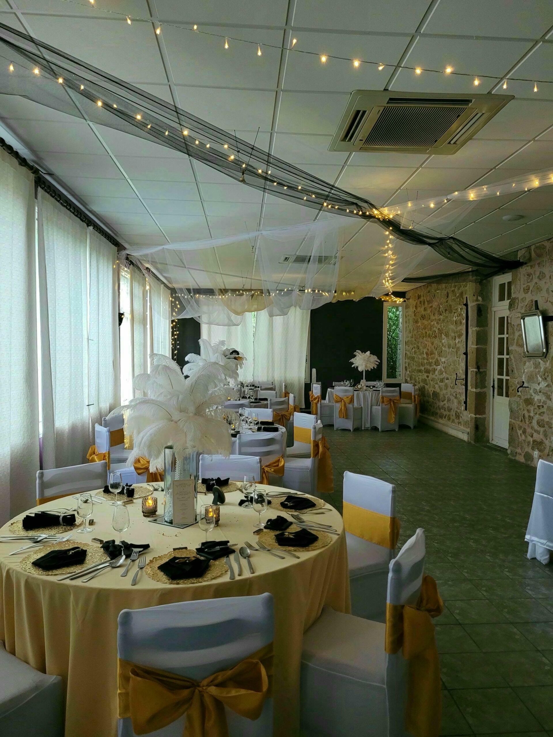 Tables de réception de mariage avec décorations blanches et jaunes au Château le Verdoyer