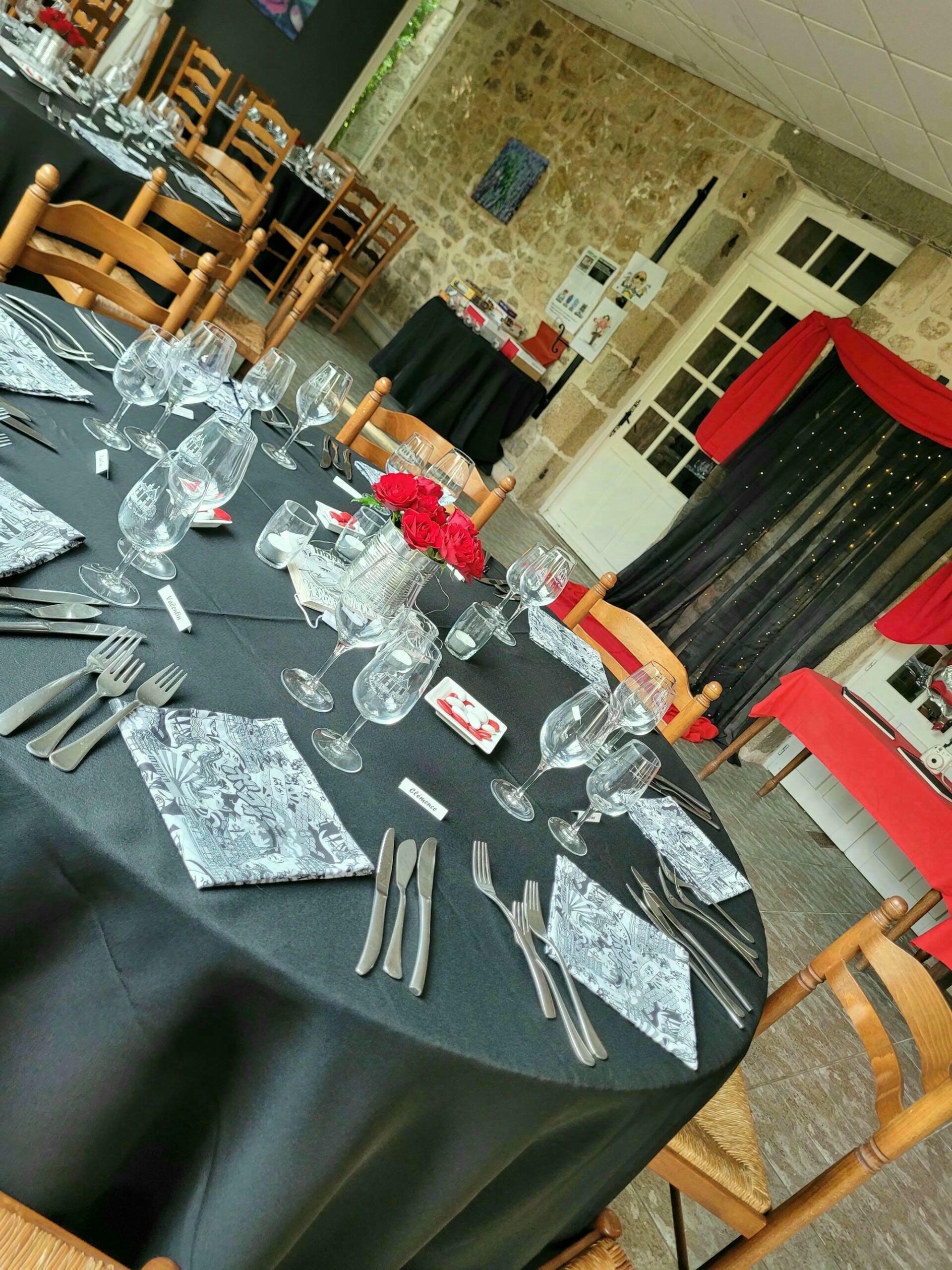 Tables dressées pour un événement formel, banquet de mariage au Château le Verdoyer