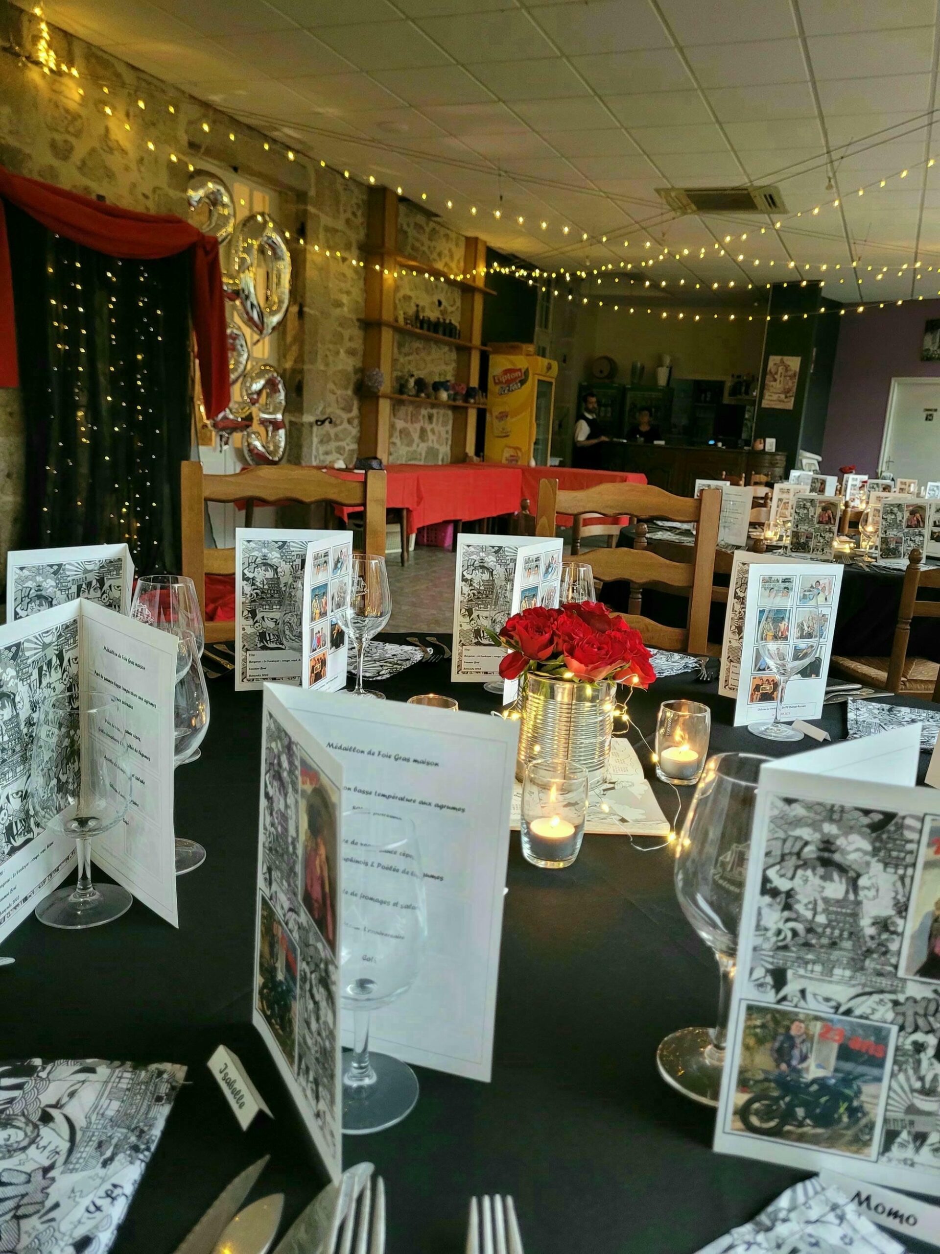 Tables dressées avec cartons et couverts pour une réception de mariage au Château le Verdoyer