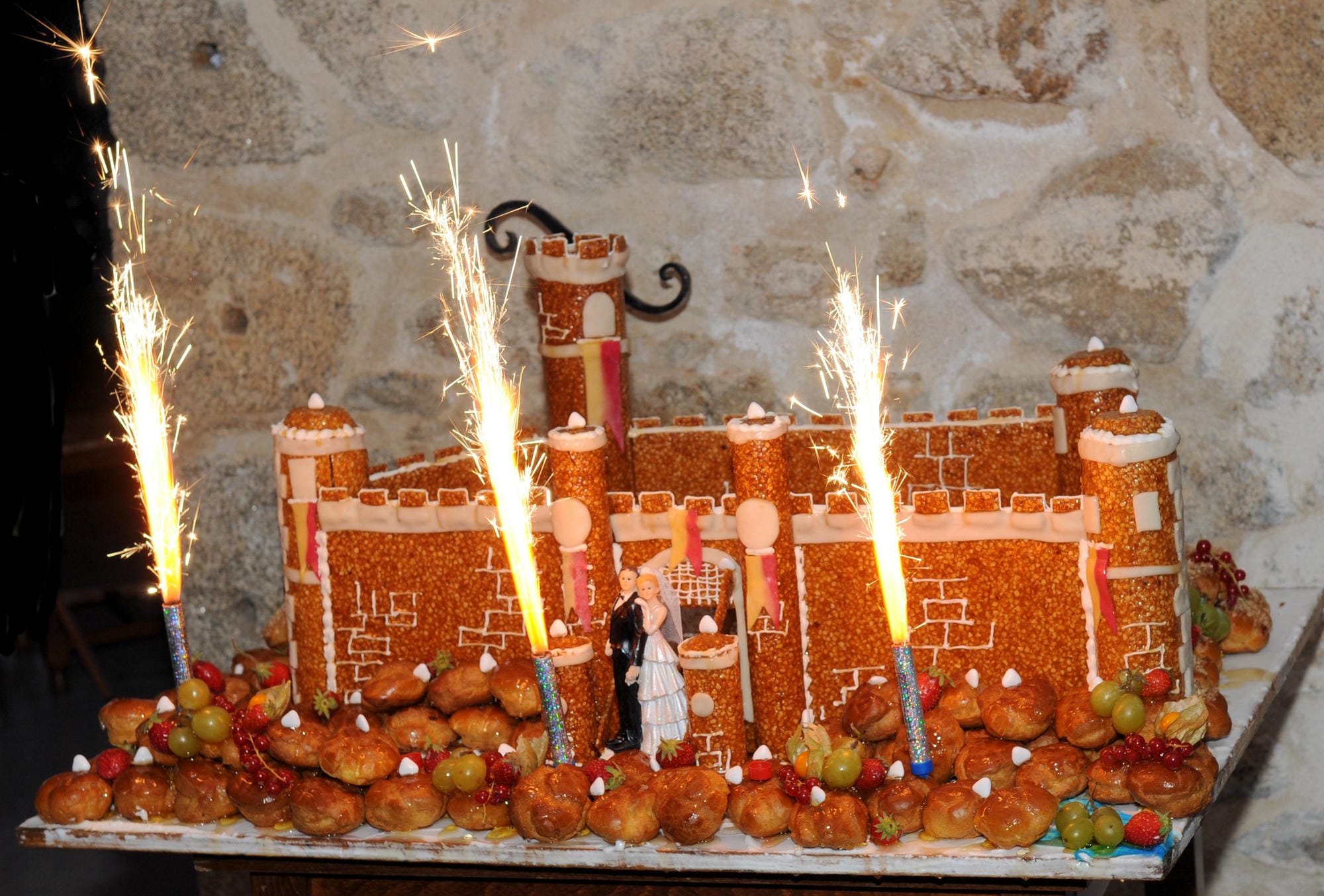 Gâteau de mariage en forme de château avec bougies, pièce montée féerique au Verdoyer