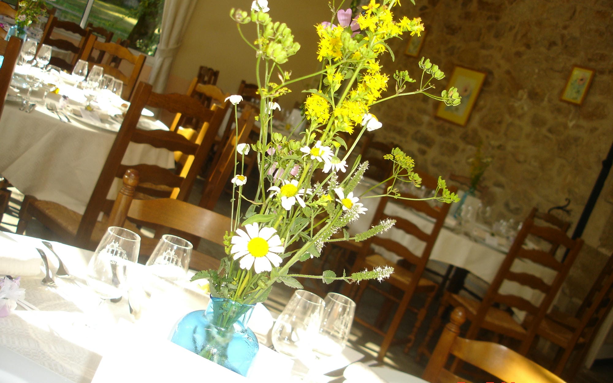 Vase de fleurs fraîches sur une table, décoration de mariage élégante au Château le Verdoyer