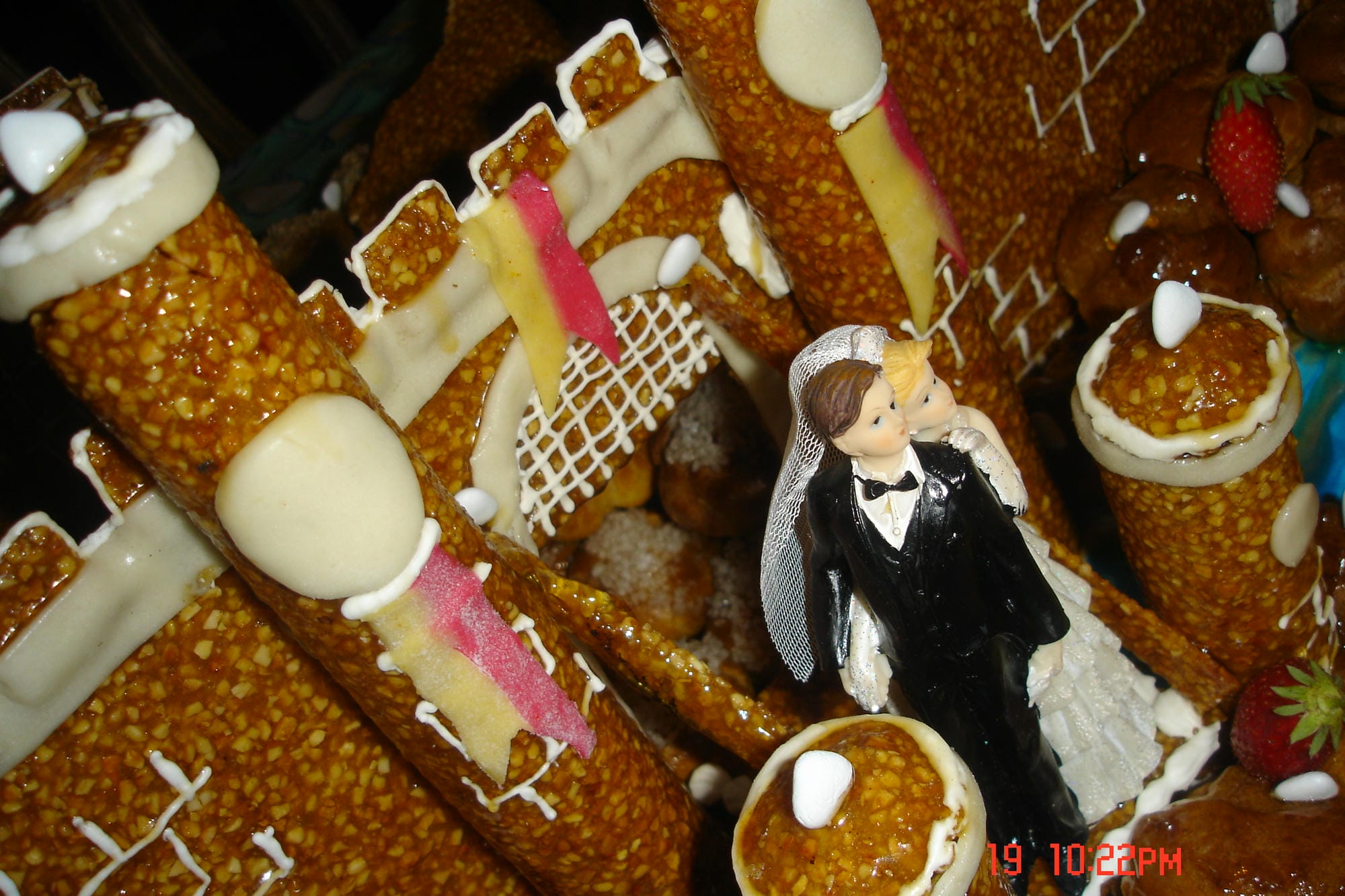 Pièce montée de mariage avec figurines des mariés, tradition au Château le Verdoyer