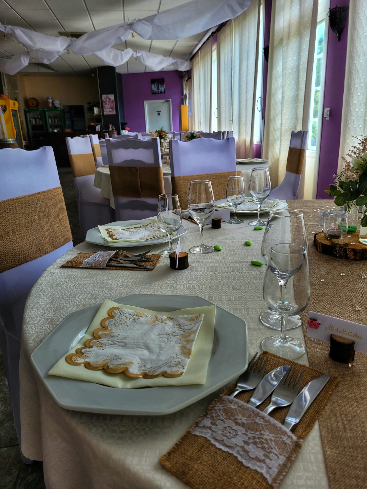 Table de banquet avec assiette garnie et verre de vin, repas de mariage au Verdoyer