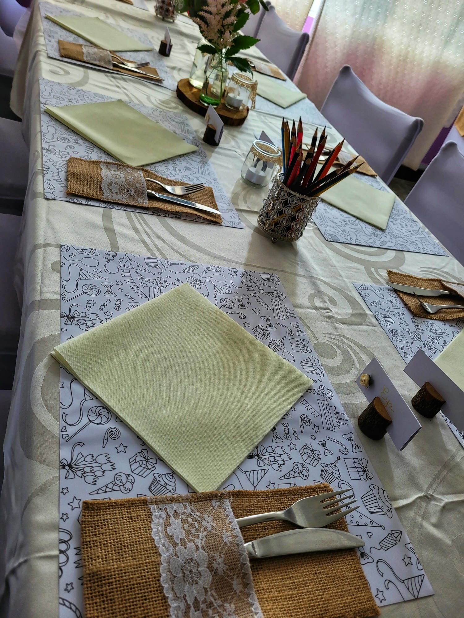 Table de mariage dressée avec couverts et sets de table, réception au Château le Verdoyer