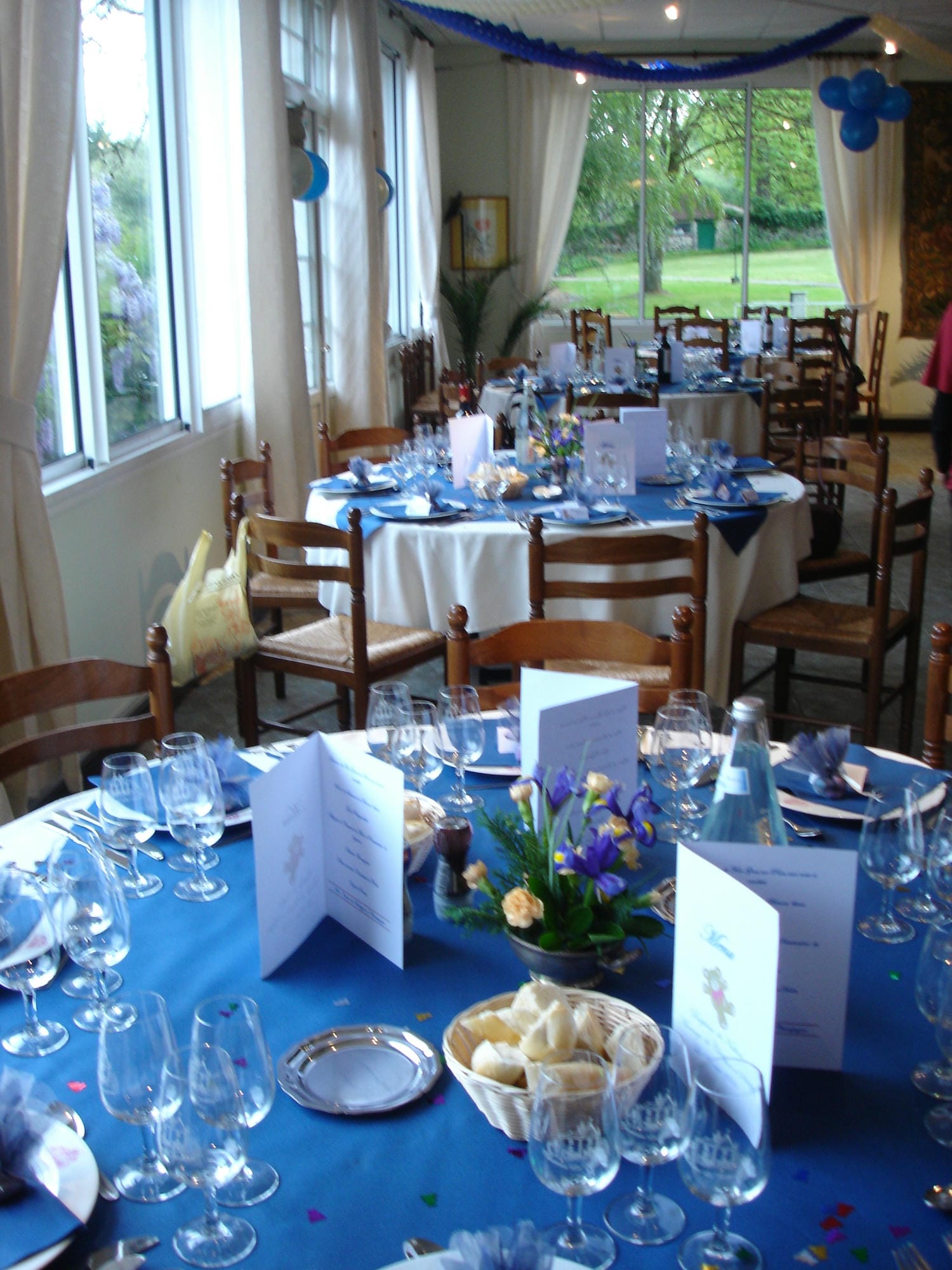 Tables de réception dressées avec nappes bleues et blanches pour un mariage au Verdoyer