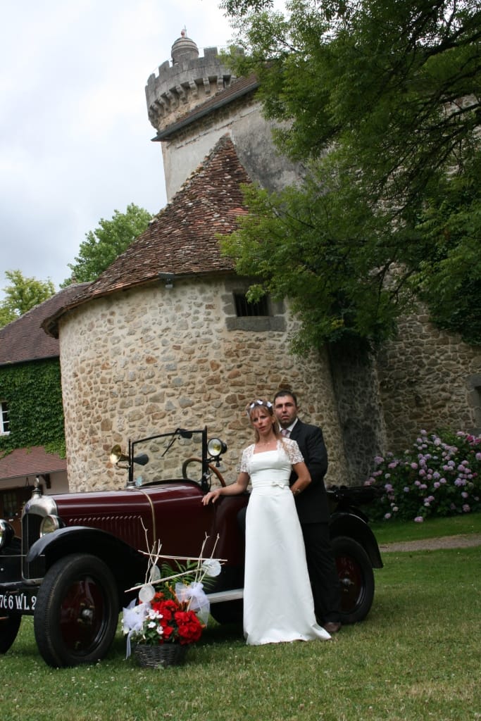 Mariés posant devant une voiture ancienne devant le Château le Verdoyer, mariage de rêve