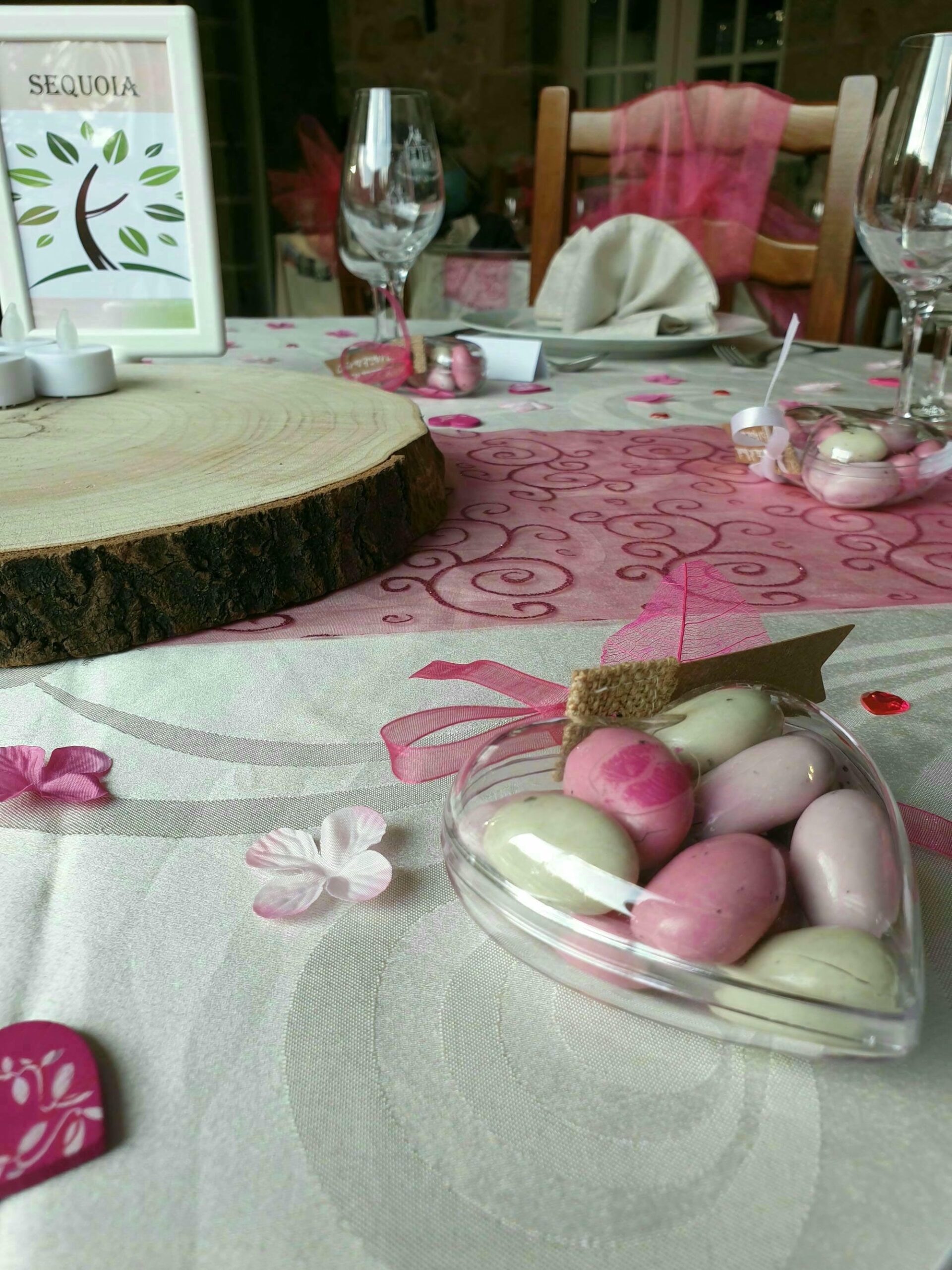 Table avec dragées et verre de vin, gourmandises de mariage au Château le Verdoyer
