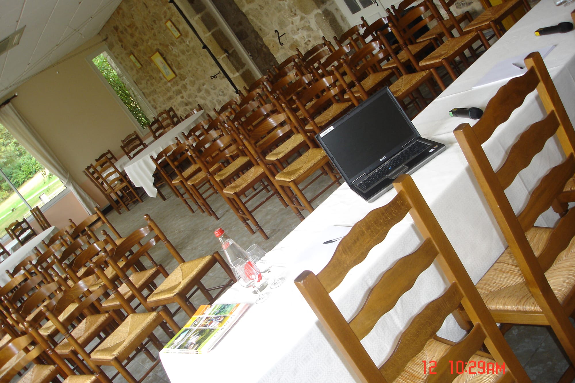 Salle de séminaire avec tables, chaises et ordinateur portable au Château le Verdoyer