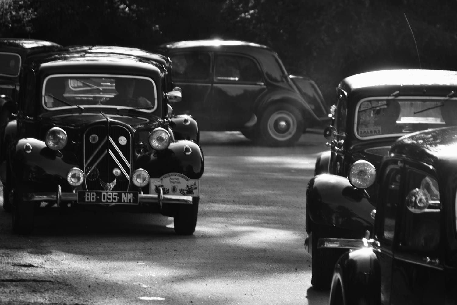 Tractions Voitures de collection alignées en bord de route, rallye au Château le Verdoyer