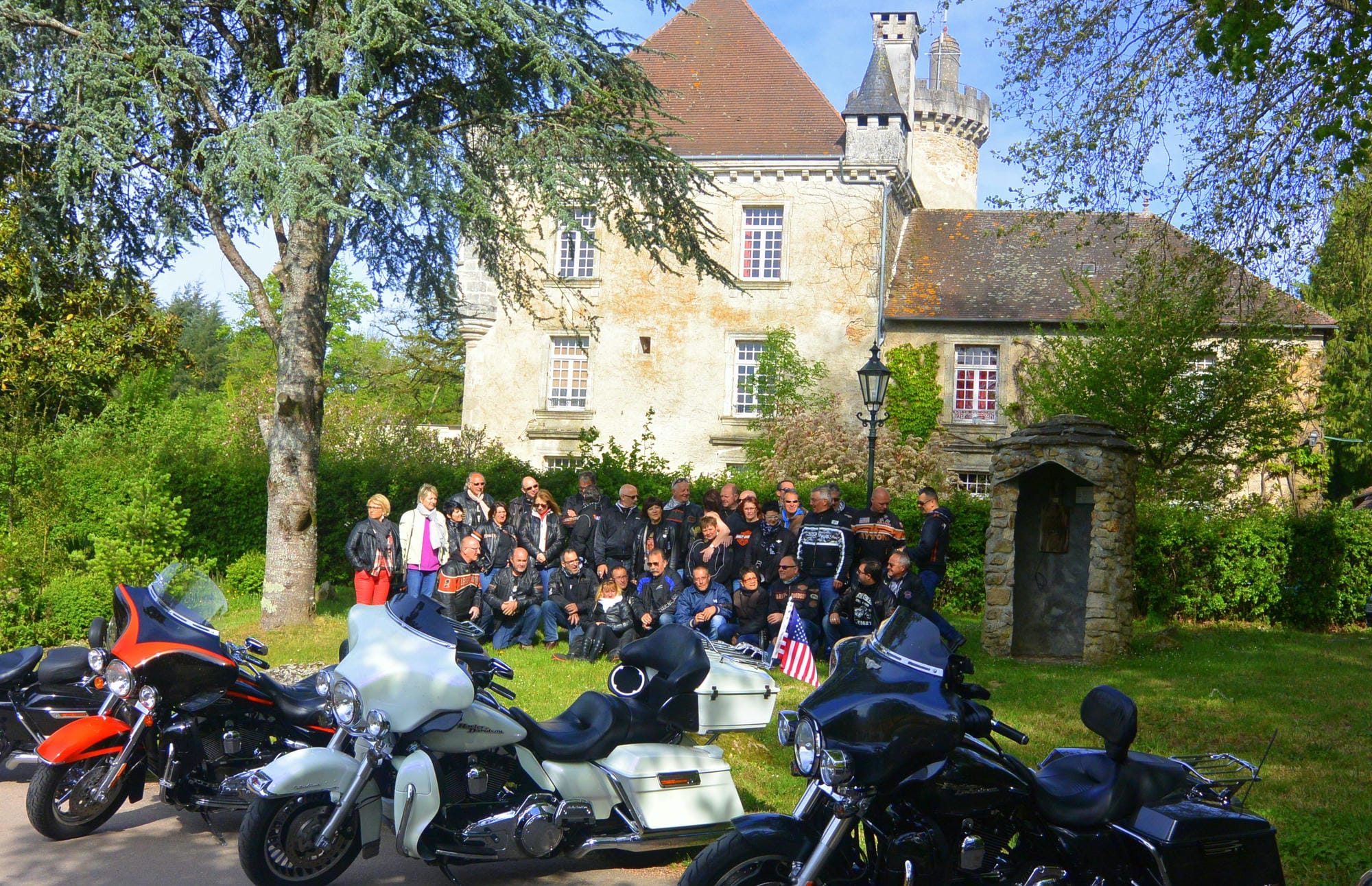 Motos garées devant le Château le Verdoyer, rassemblement de motards et spectateurs
