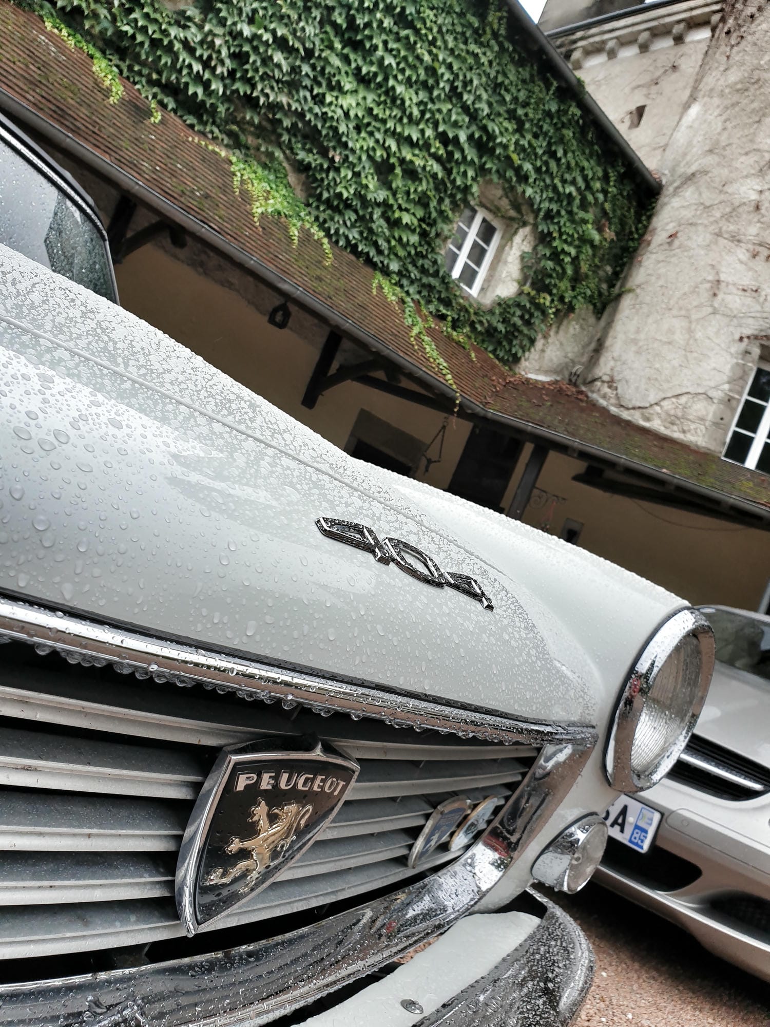 Deux voitures anciennes devant le château, rassemblement au Verdoyer