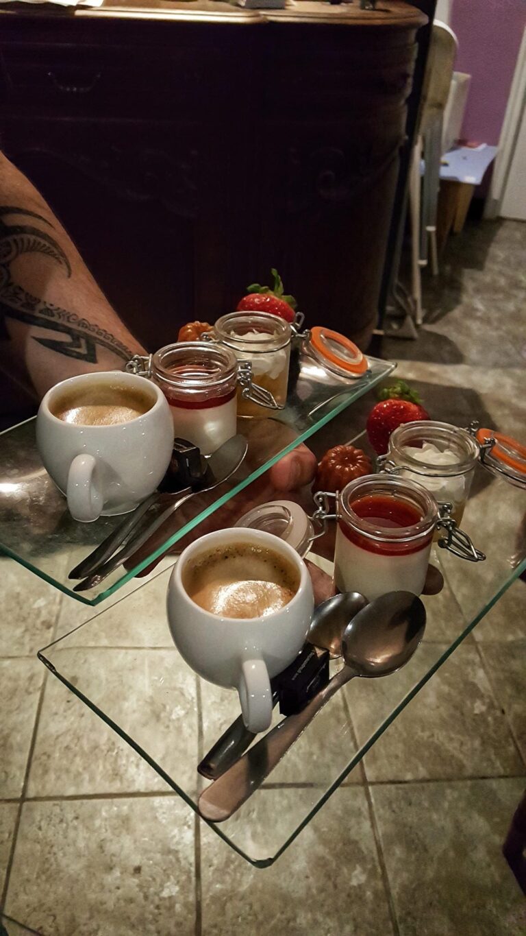 Café gourmand avec assortiment de mignardises, fin de repas au restaurant du Verdoyer