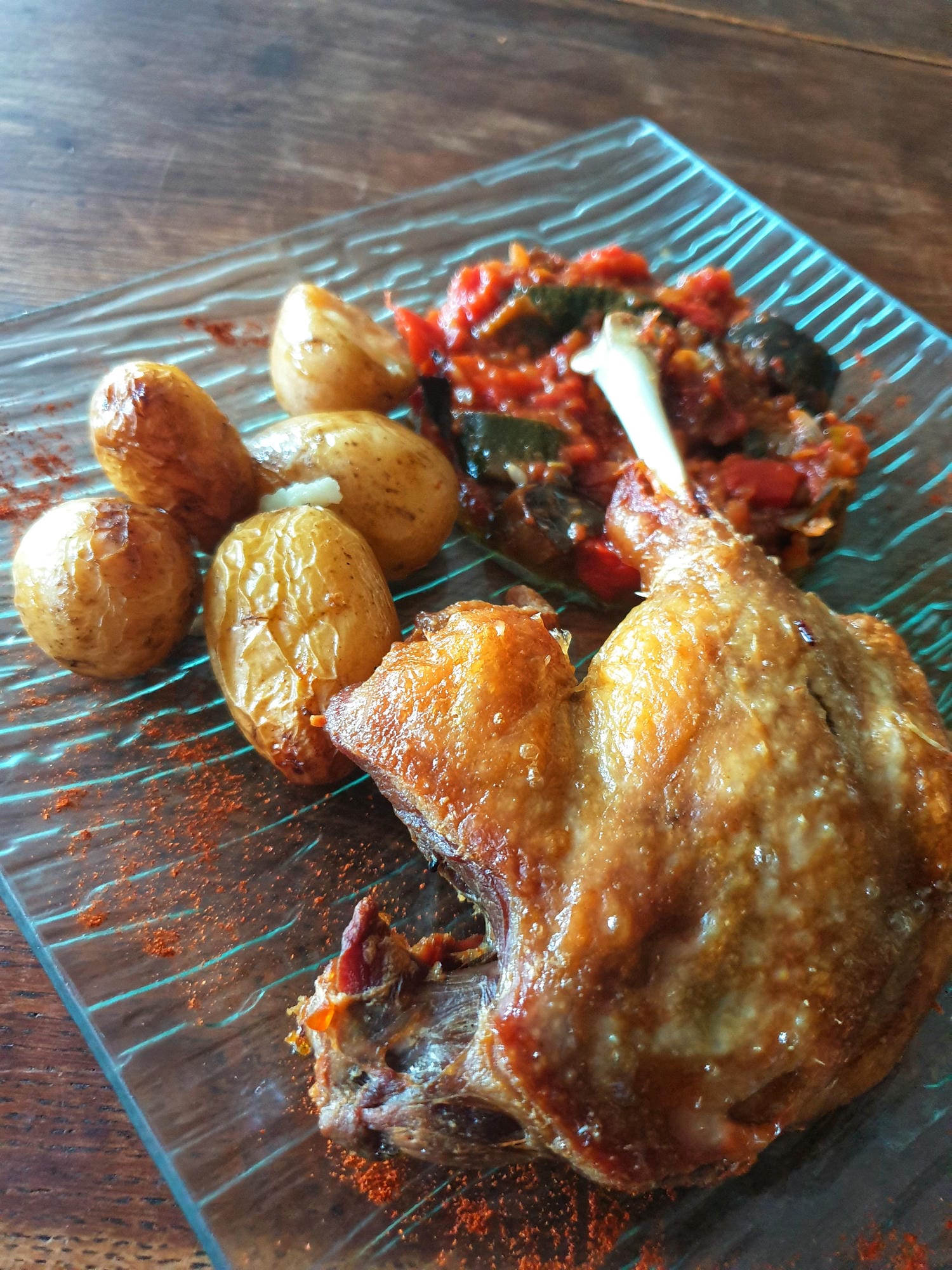 Assiette de confit de canard avec pommes de terre grenailles, plat typique du Périgord au Verdoyer