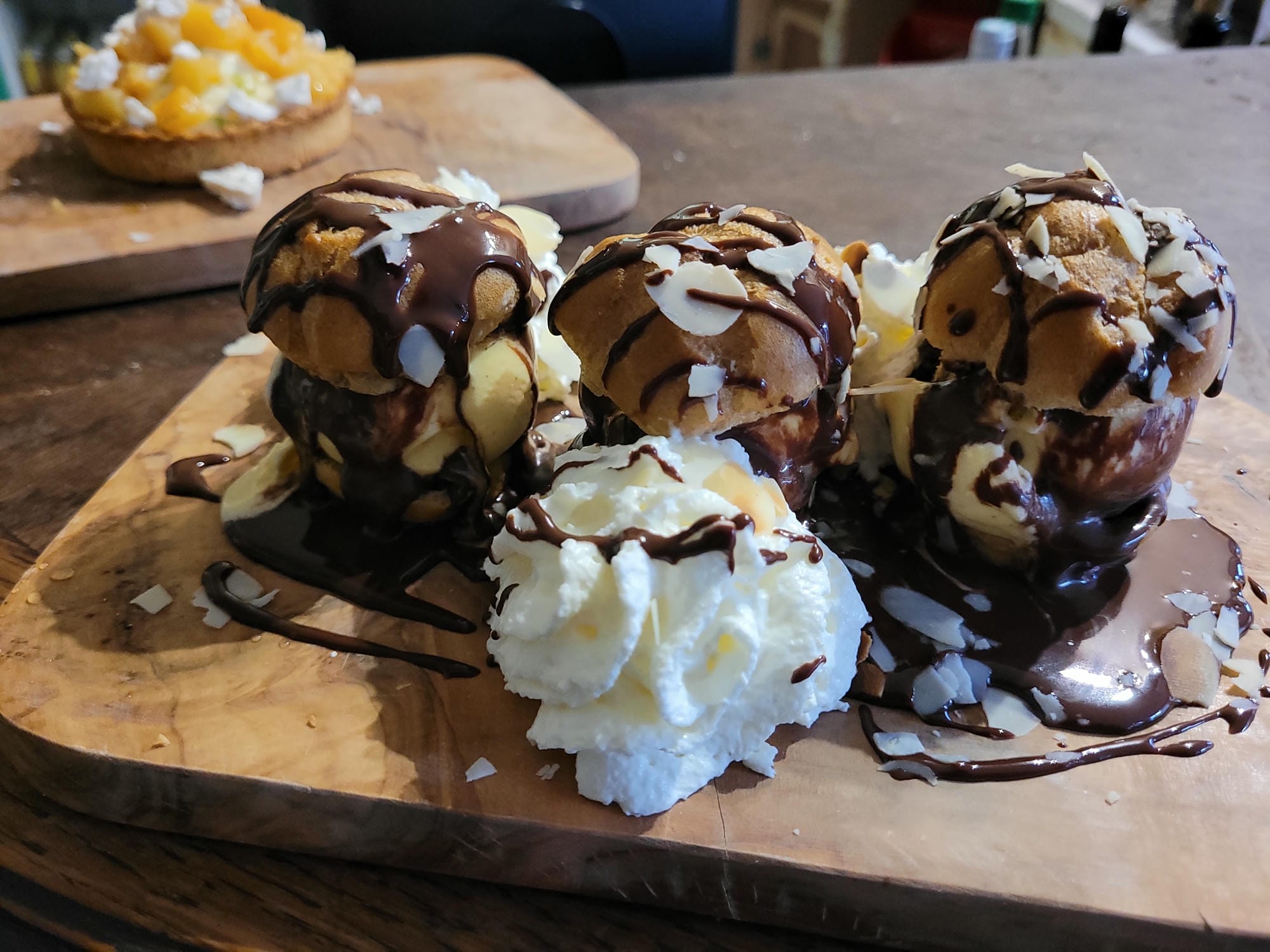 Profiteroles nappées de sauce chocolat, dessert classique au restaurant du Verdoyer