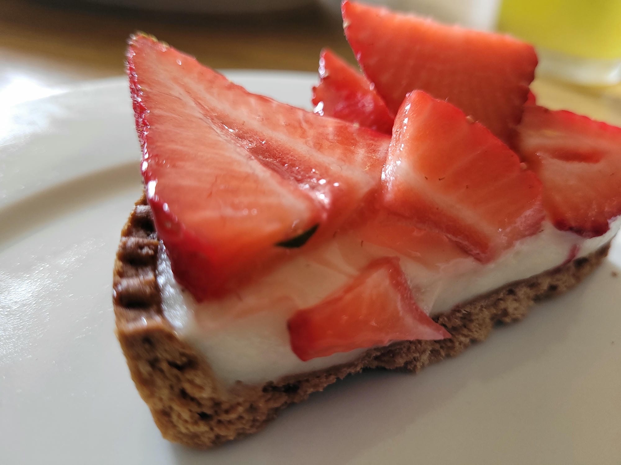 Part de tarte aux fraises sur une assiette, dessert gourmand au restaurant du Château le Verdoyer