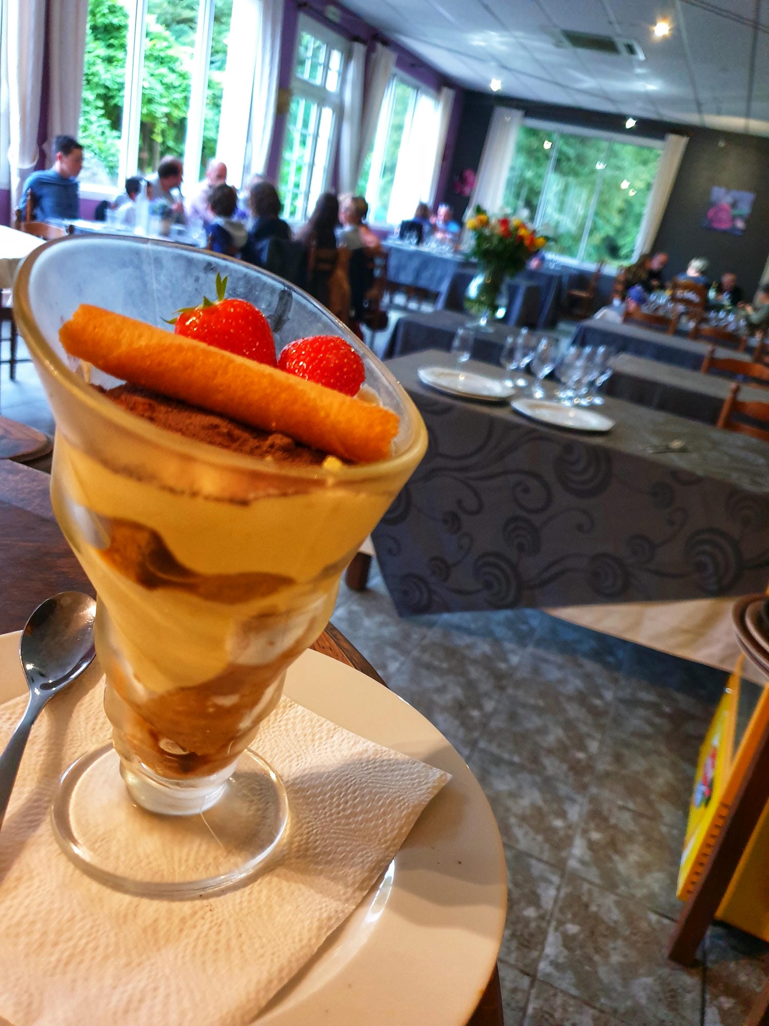 Tiramisu servi dans une coupe en verre sur assiette, dessert italien au restaurant Château Le Verdoyer