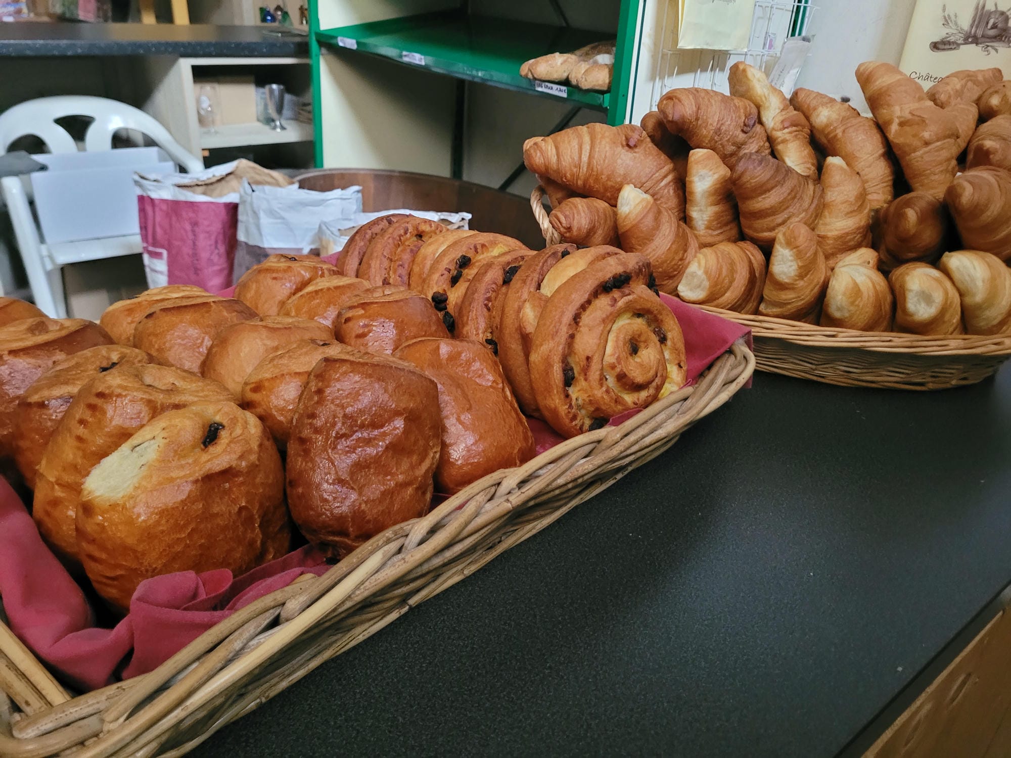 Paniers de viennoiseries sur le comptoir de l'épicerie du Camping Le Verdoyer
