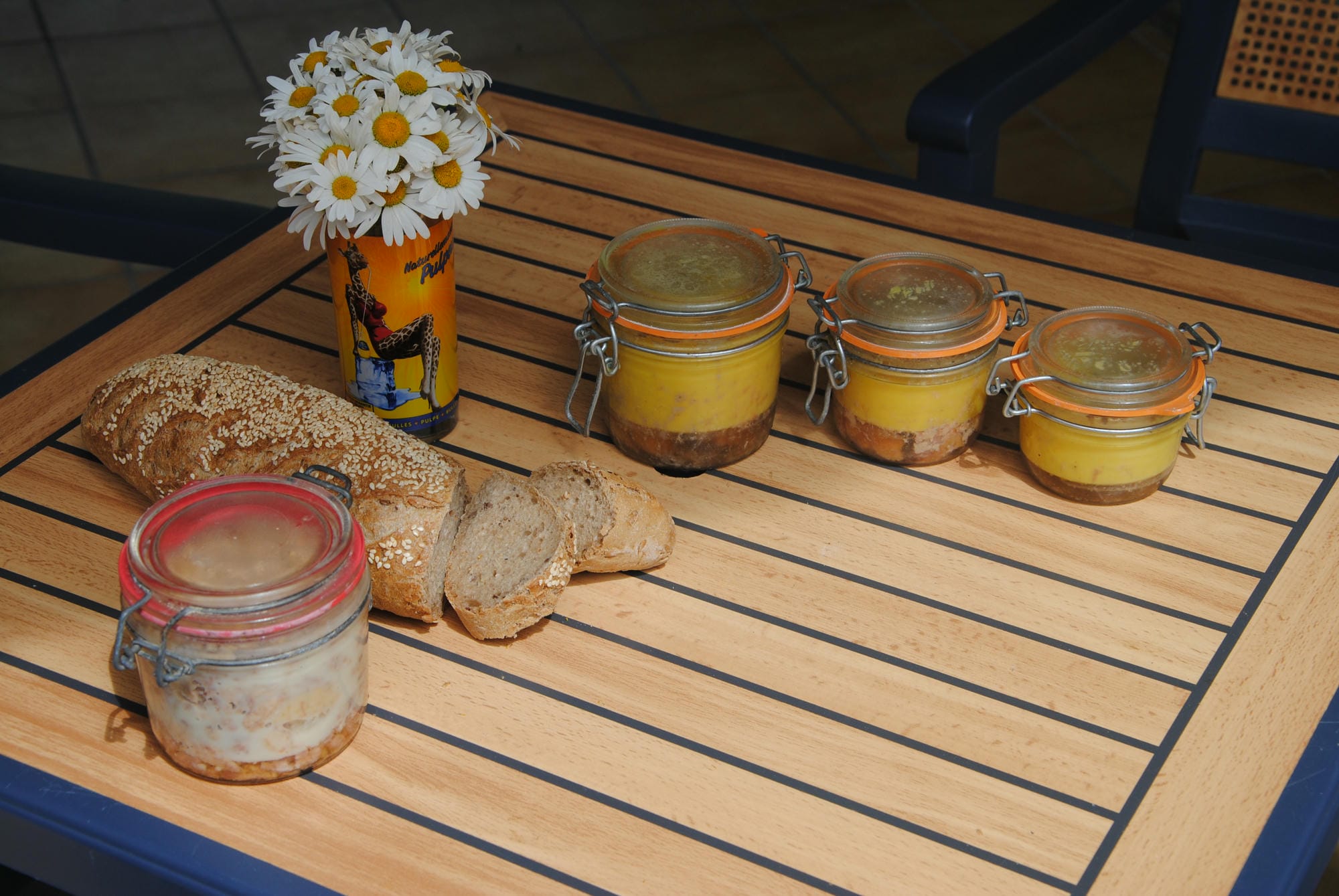 Foie gras, rillettes et pain sur une table, produits locaux à l'épicerie du Verdoyer