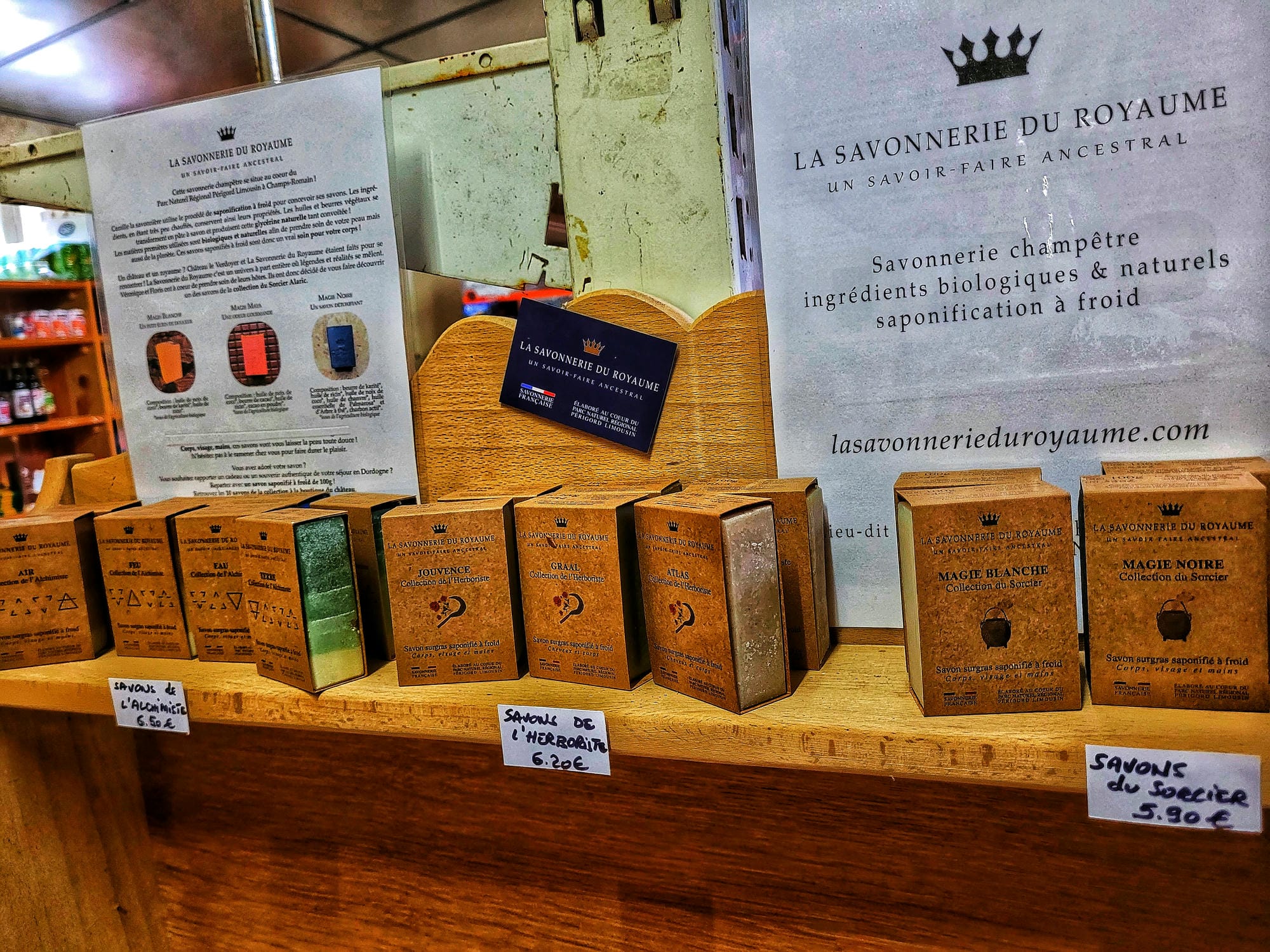 Savons sur une étagère, Savonnerie du Royaume, épicerie du Camping Château le Verdoyer