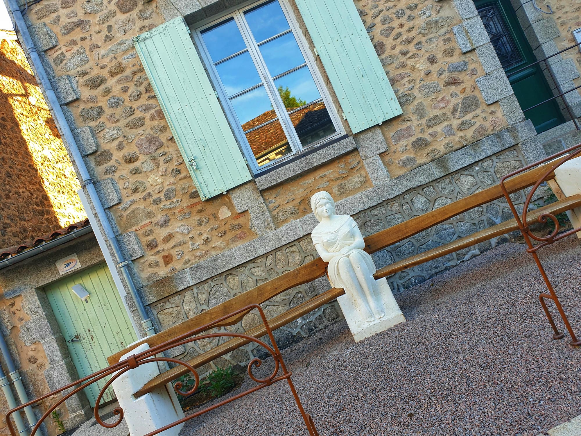 Statue de la Belle de Fargeas assise sur un banc à Abjat-sur-Bandiat, art local