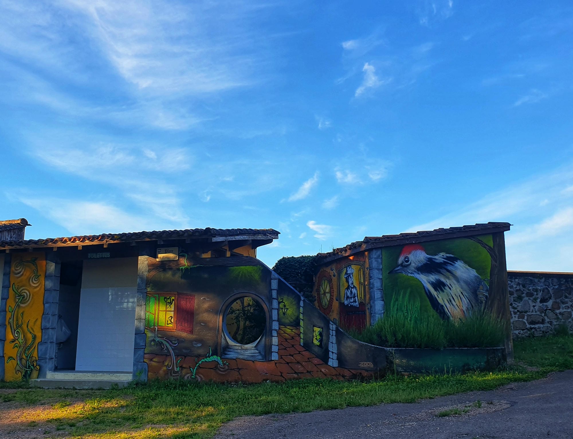 Petit bâtiment orné d'une fresque murale à Abjat-sur-Bandiat