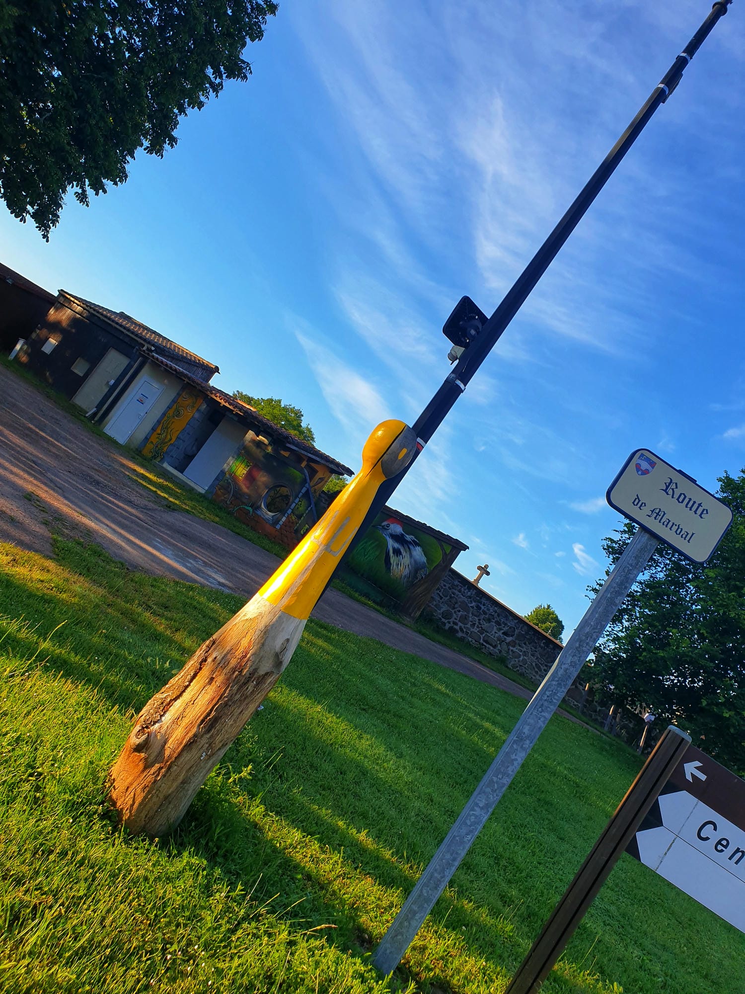 Panneau de rue et sculpture bois à Abjat-sur-Bandiat, Périgord Vert