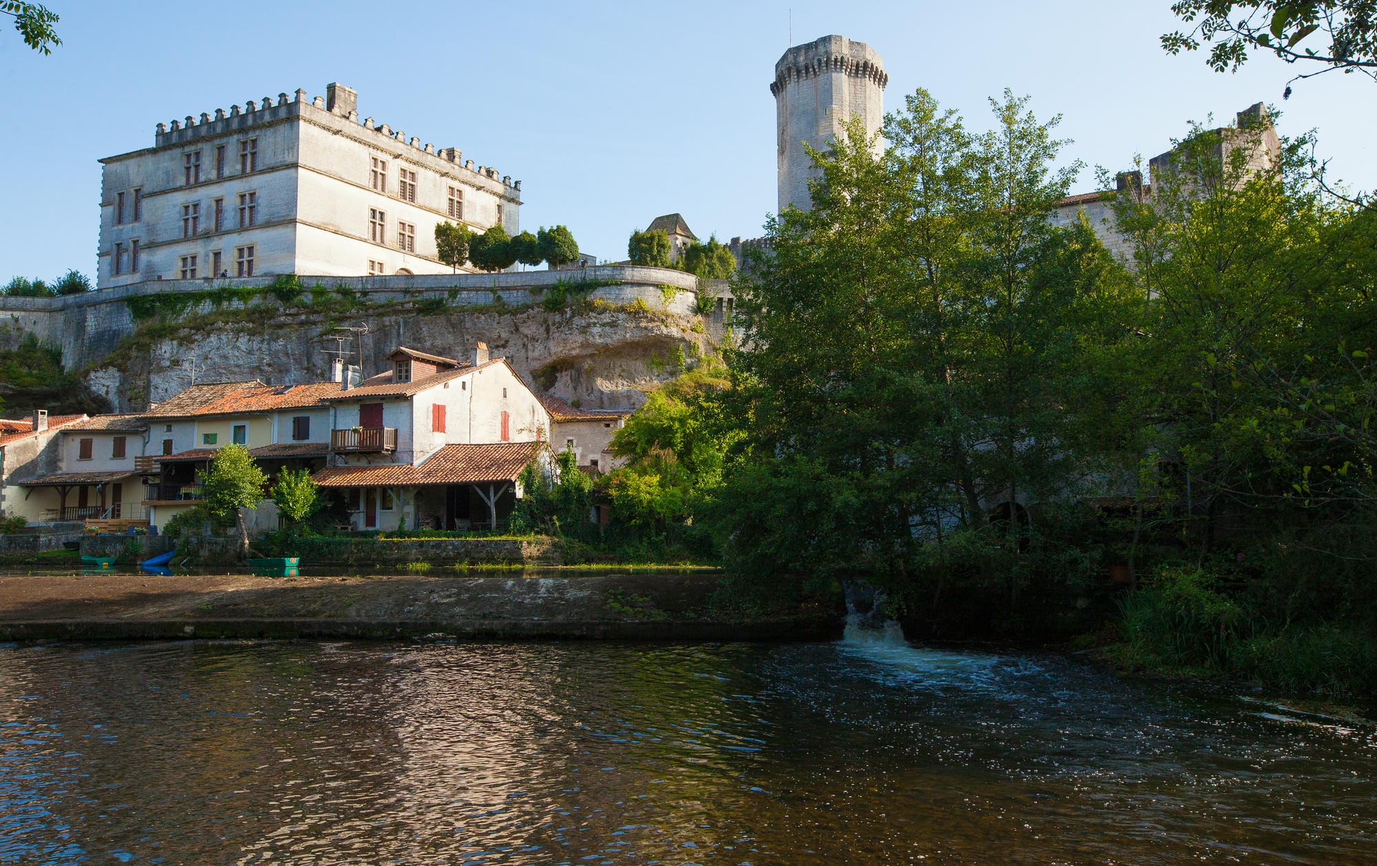 Le Château de Bourdeilles dominant la Dronne et le village