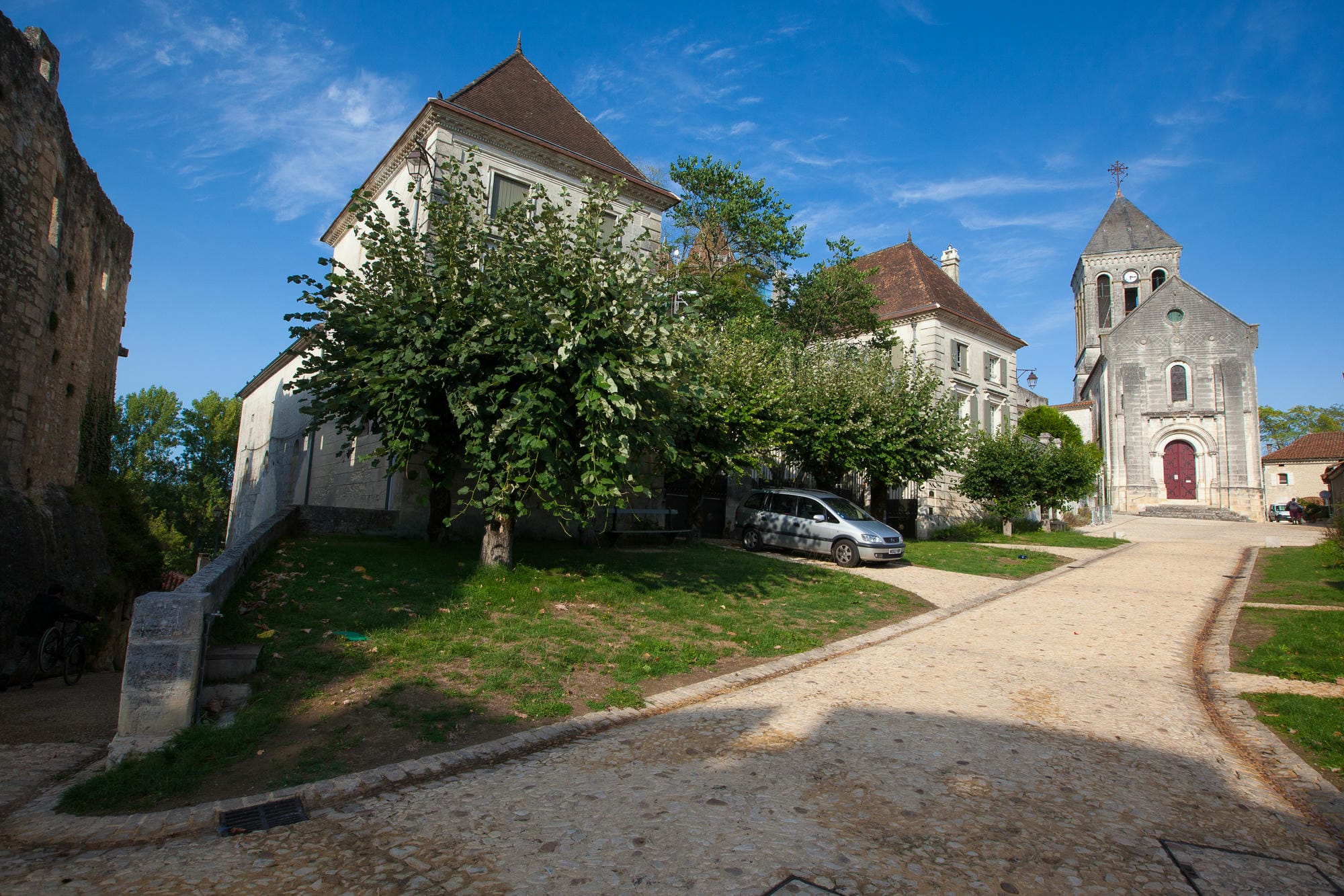L'église dans une rue de Bourdeilles, village de Dordogne