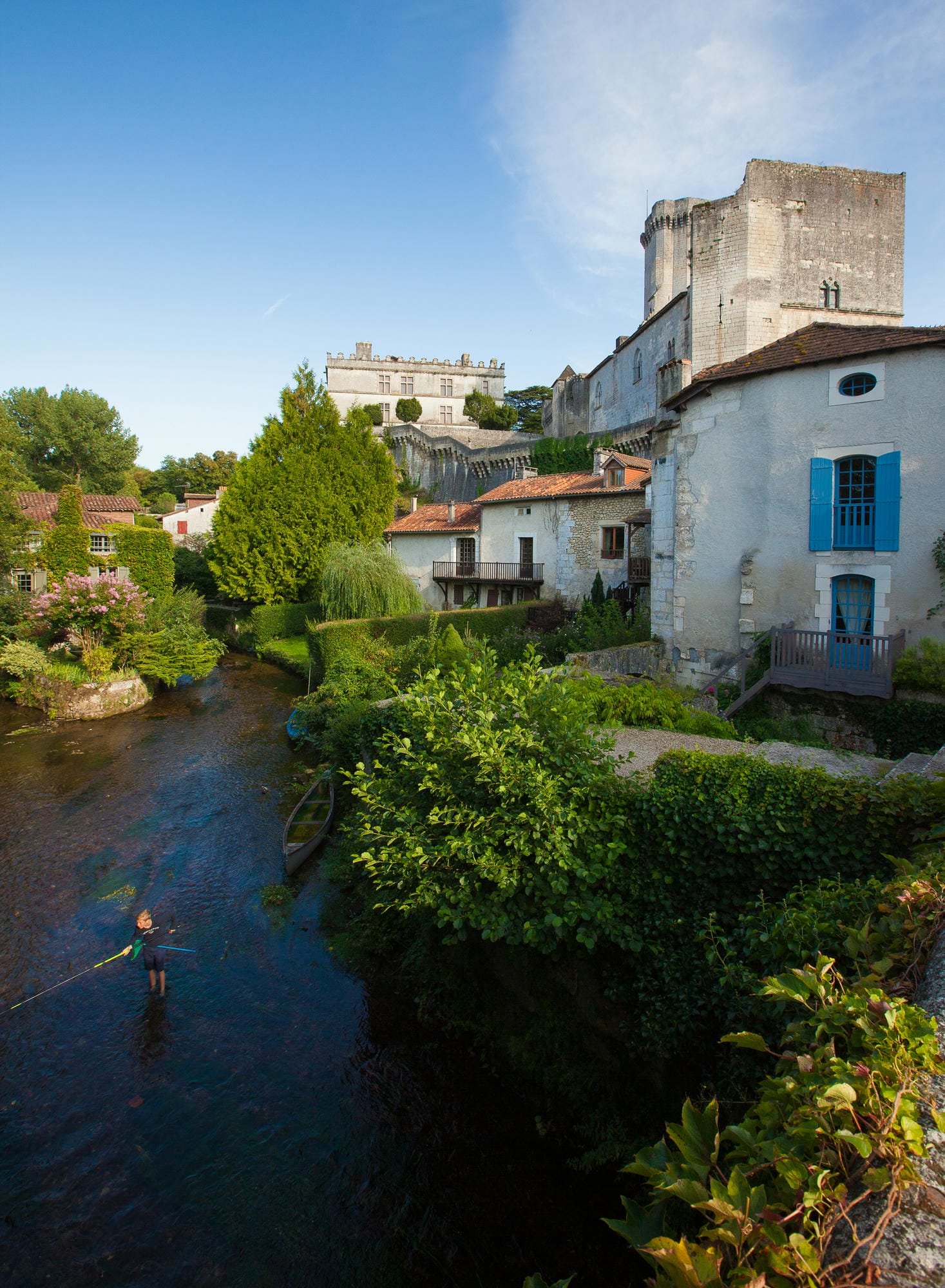 Pêcheur dans la Dronne devant le château historique à Bourdeilles