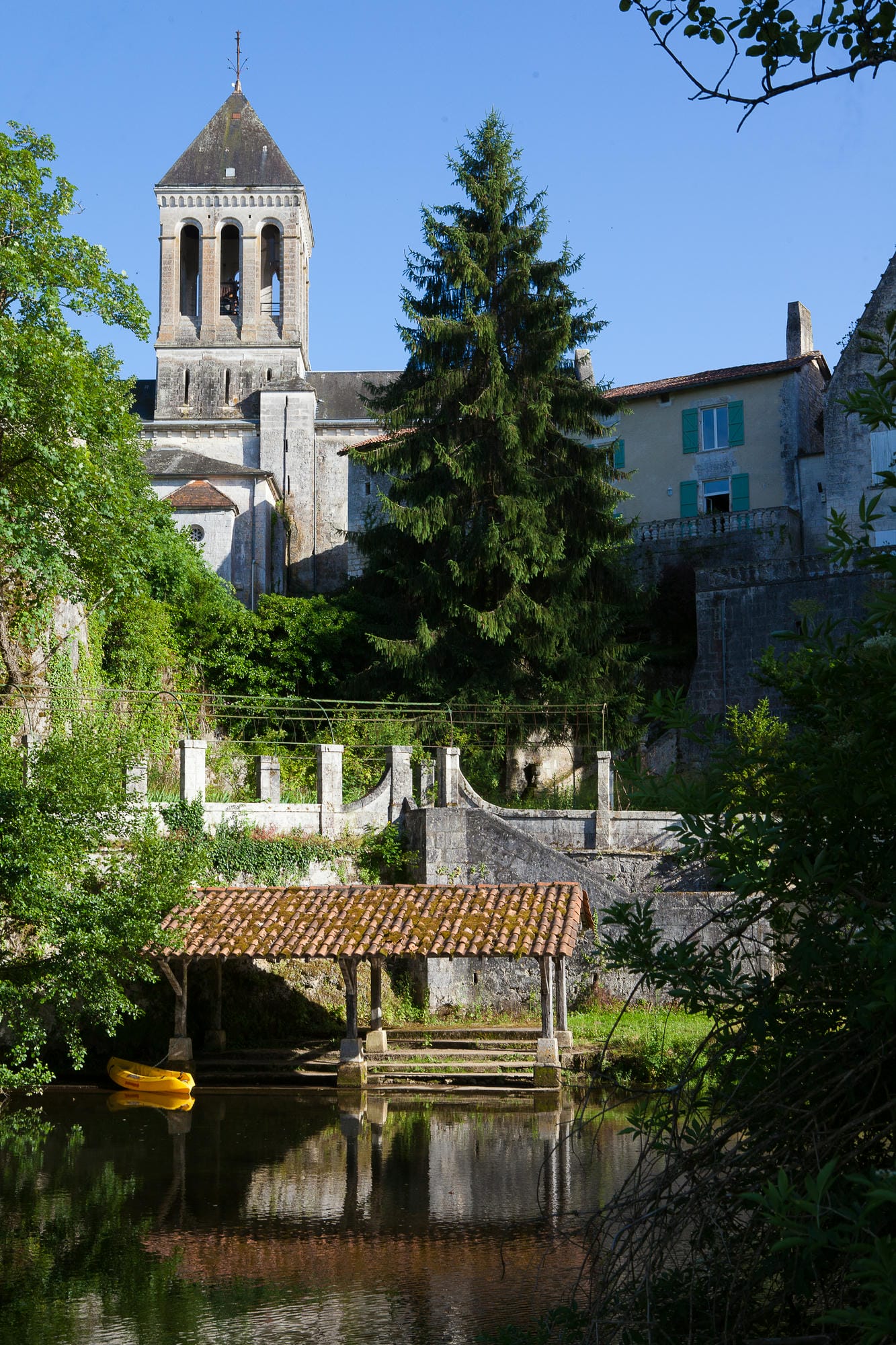 Petit pont enjambant la Dronne devant le château de Bourdeilles, Périgord