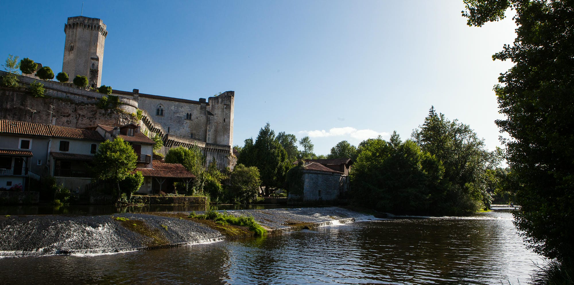 La Dronne traversant Bourdeilles avec son château médiéval en toile de fond