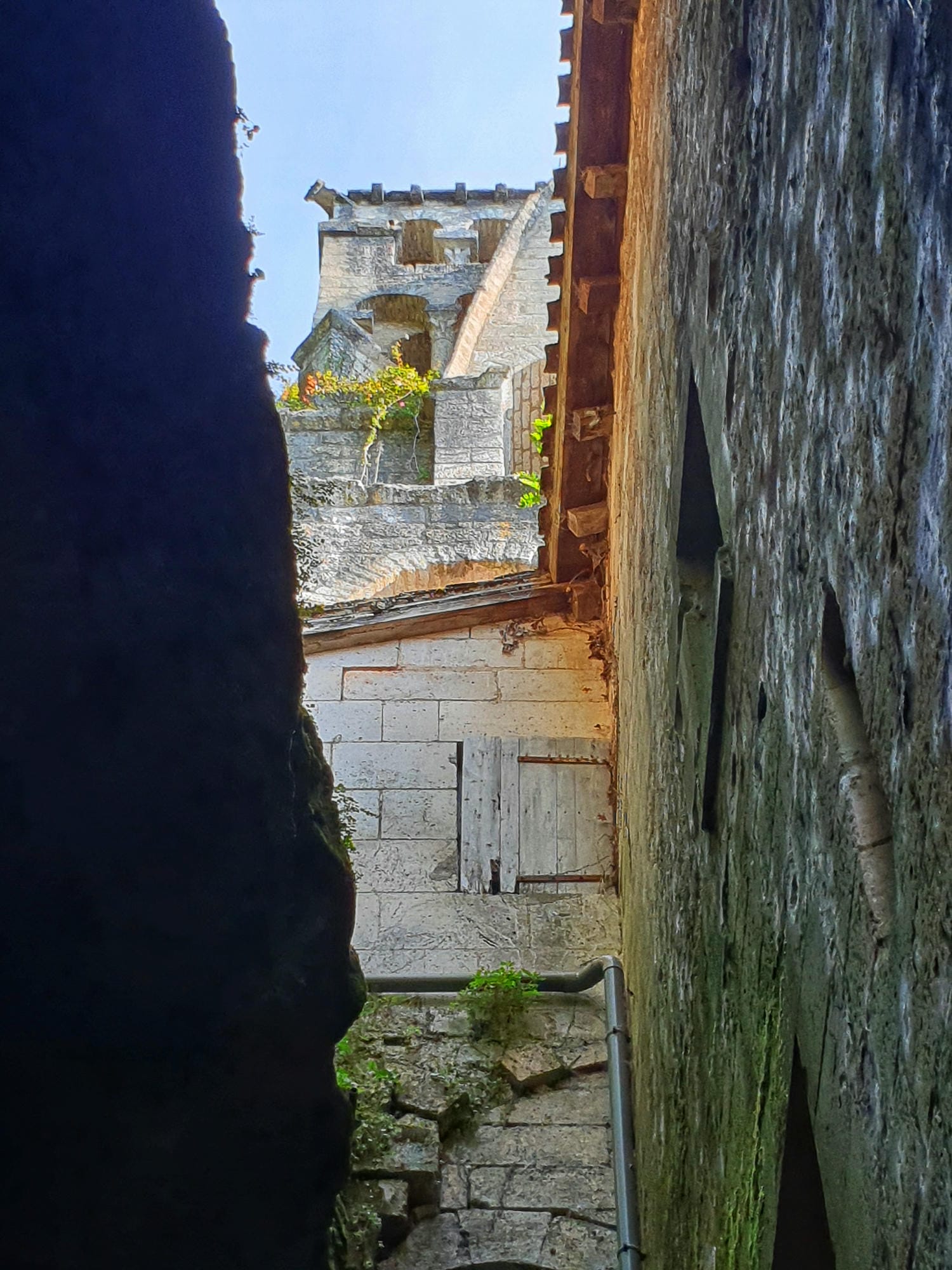 vue sur le clocher de l'église, charme de Brantôme