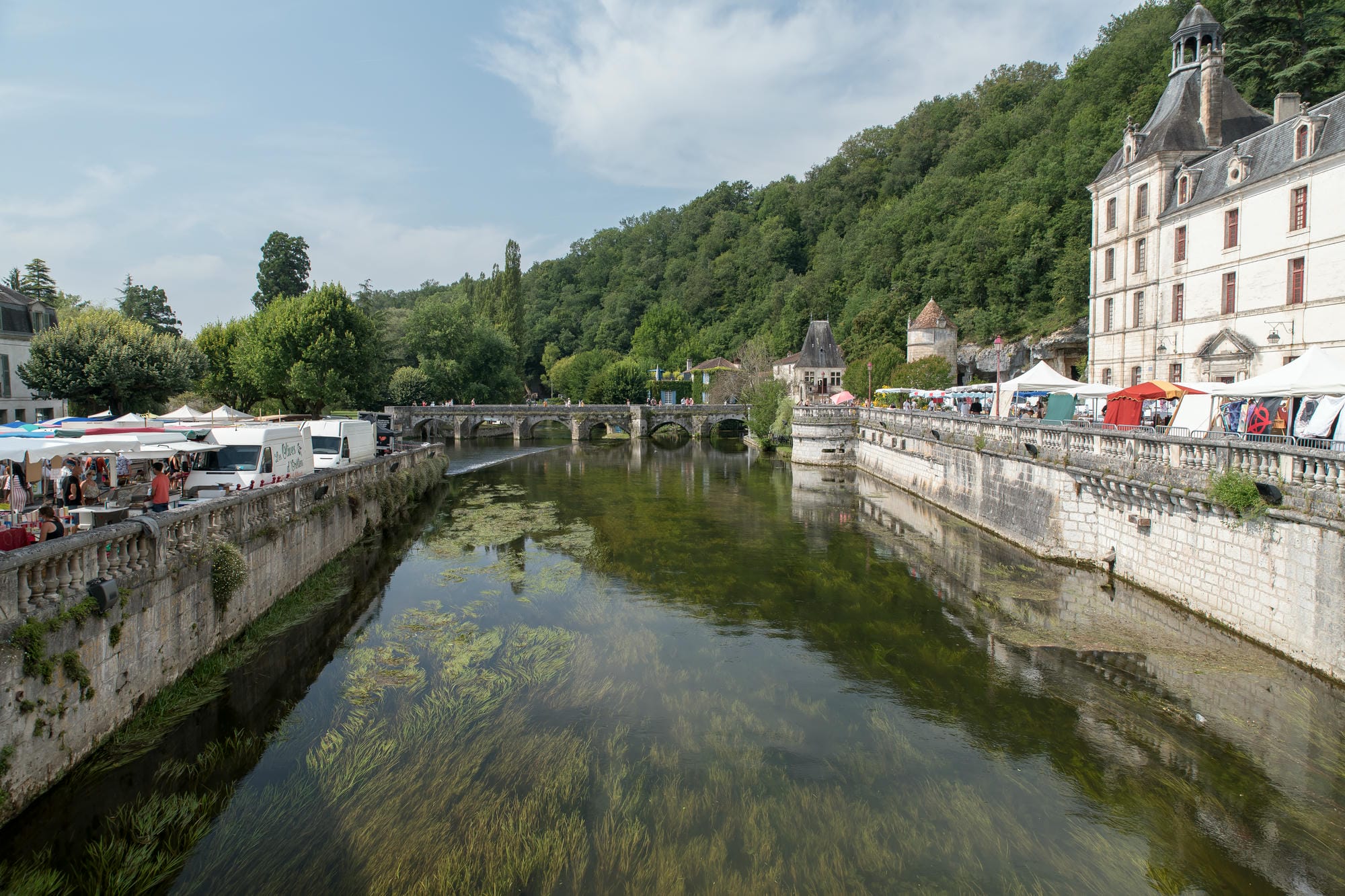 Marché du vendredi à Brantôme, ambiance estivale