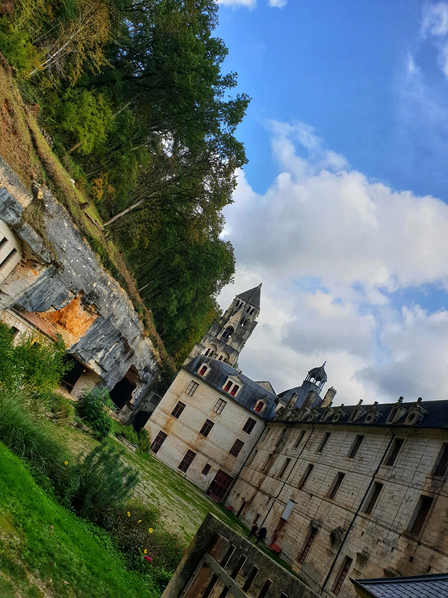 Abbaye de Brantôme avec son clocher, monument emblématique de la ville