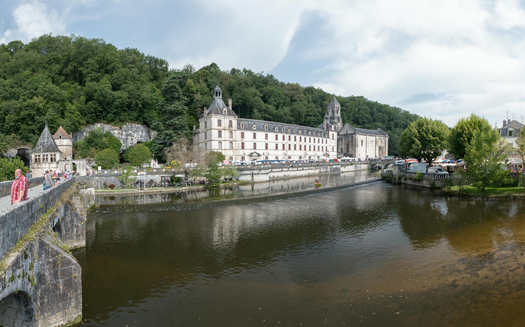 La Dronne coulant à travers Brantôme avec un pont en pierre pittoresque