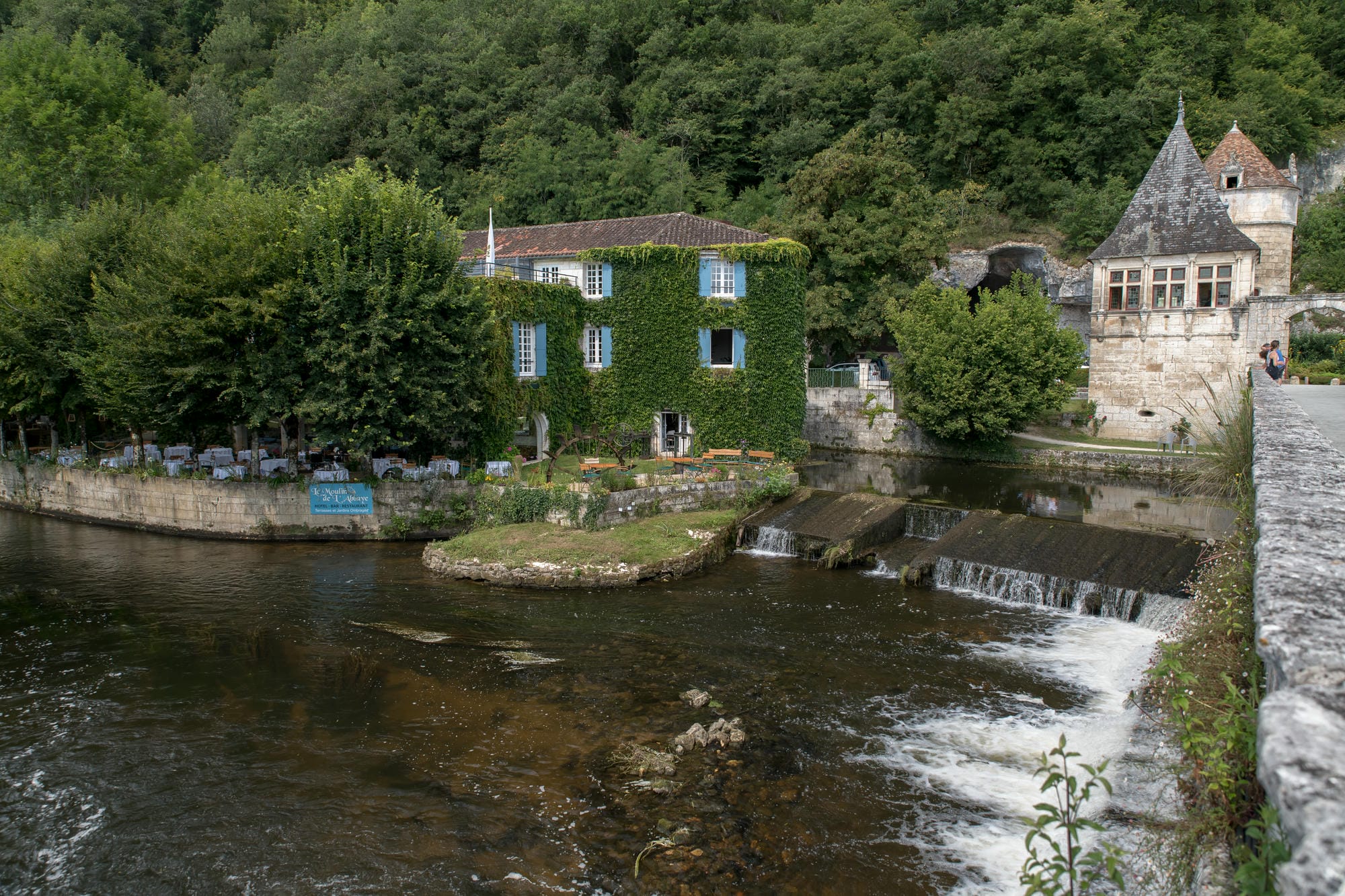 Petite cascade sur la Dronne au cœur de Brantôme, la Venise du Périgord