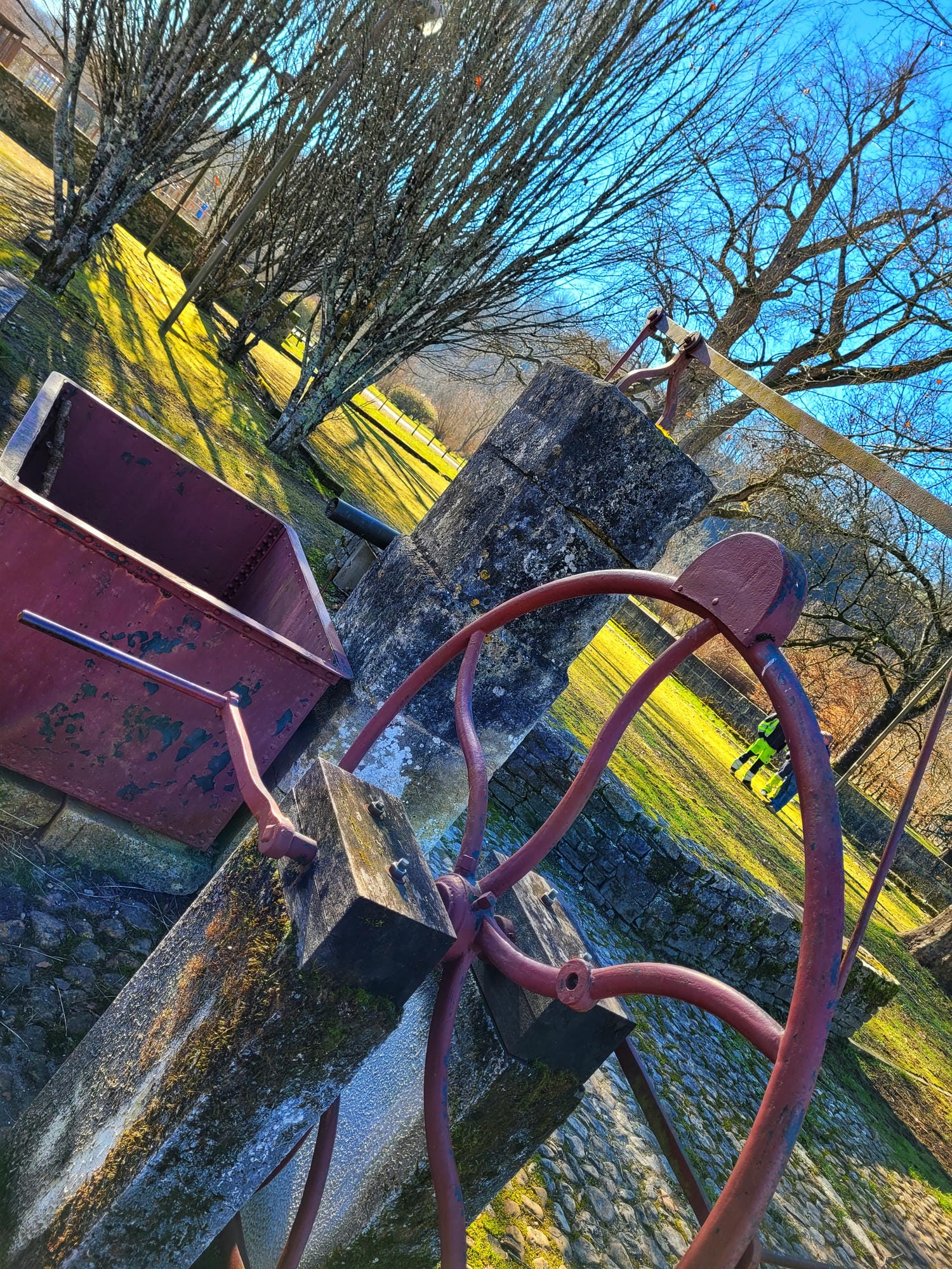 Système de puisage décoratif sur un muret en pierre à Brantôme, la Venise du Périgord