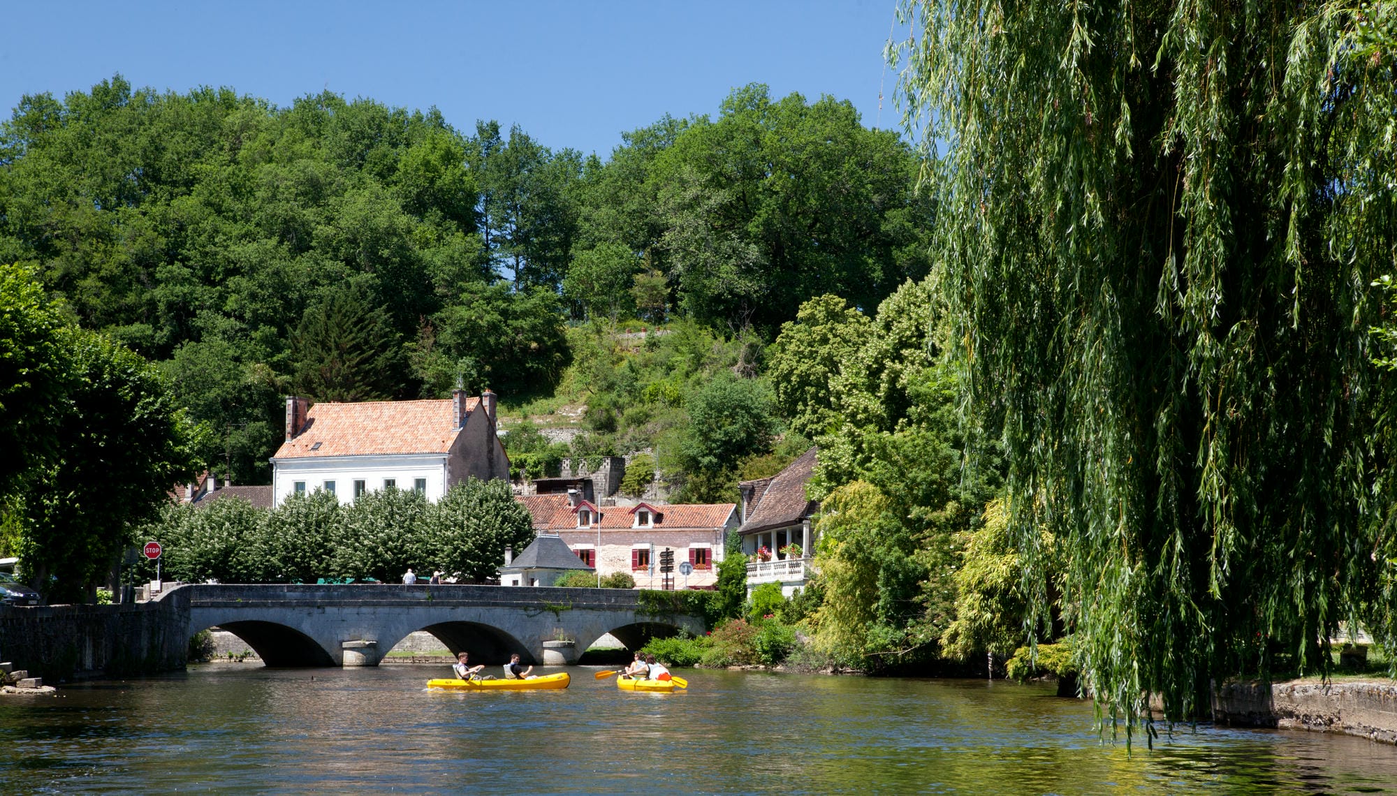 Quelques Canoës sur la Dronne près d'un pont à Brantôme