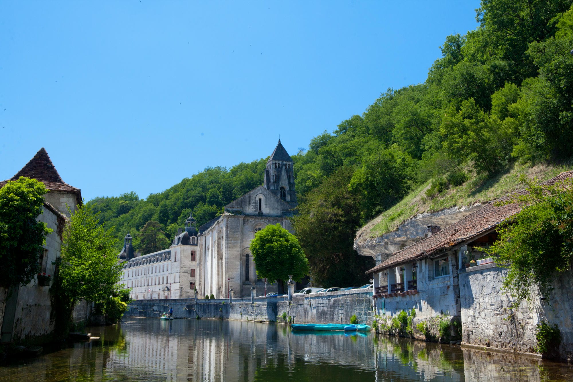Petite barque amarrée sur la Dronne à Brantôme, Périgord