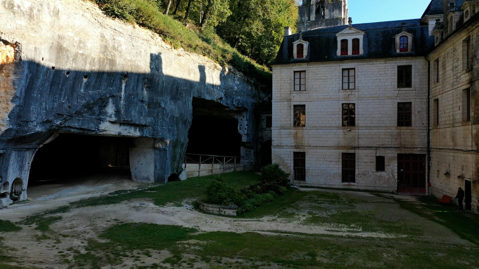 Derrière la façade de l’abbaye de Brantôme