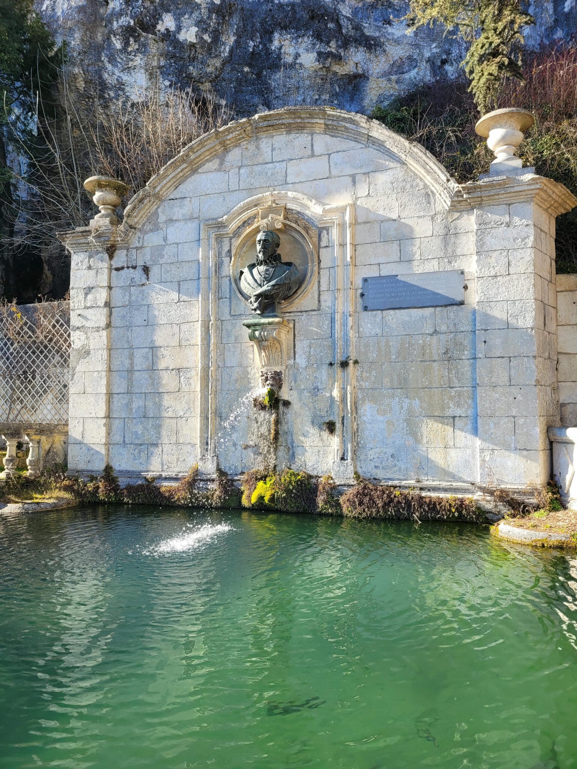 Fontaine avec statue au centre, détail architectural à Brantôme